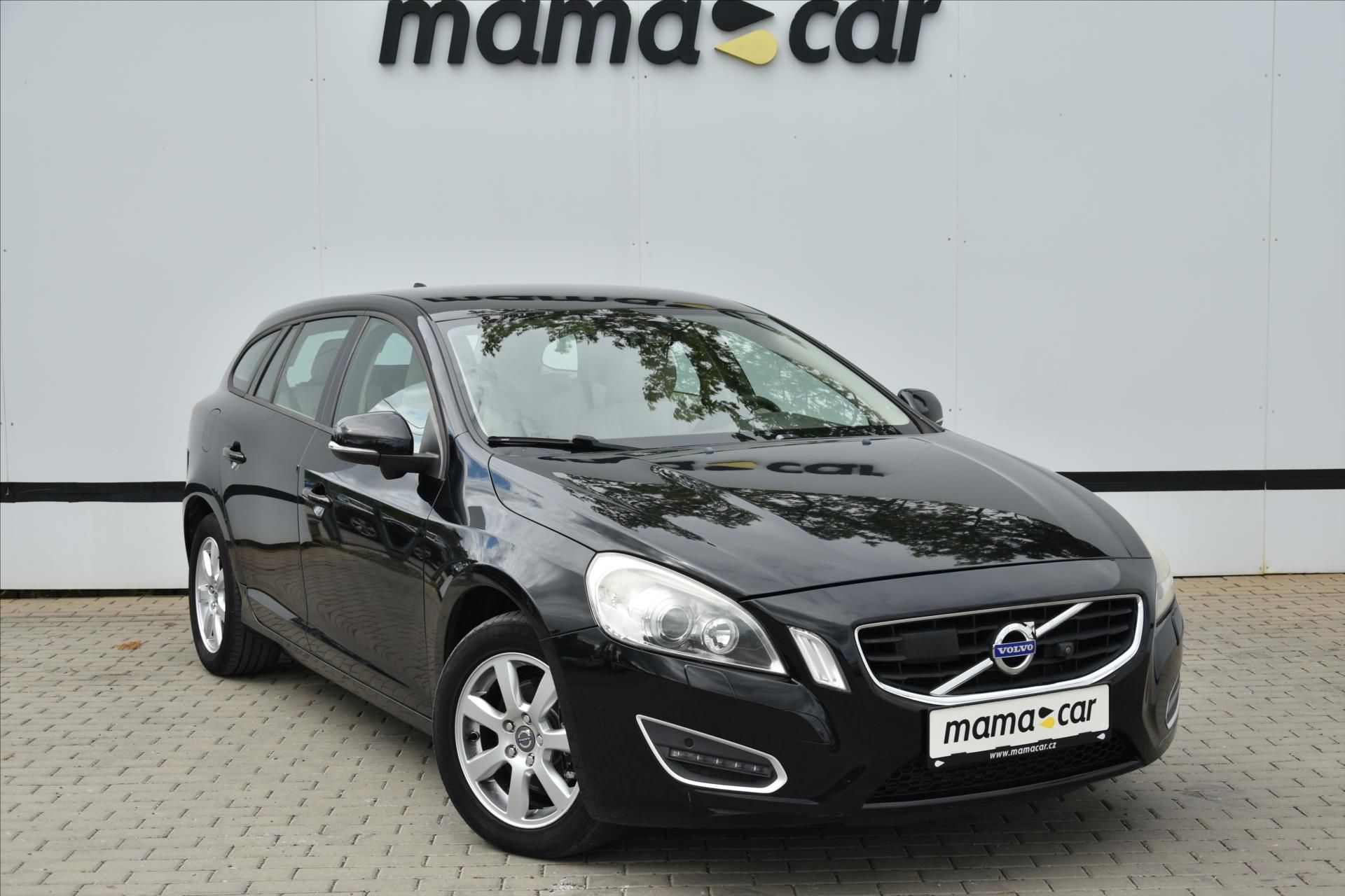 Volvo V60, D3 120kW SERVISNÍ KNIHA TAŽNÉ