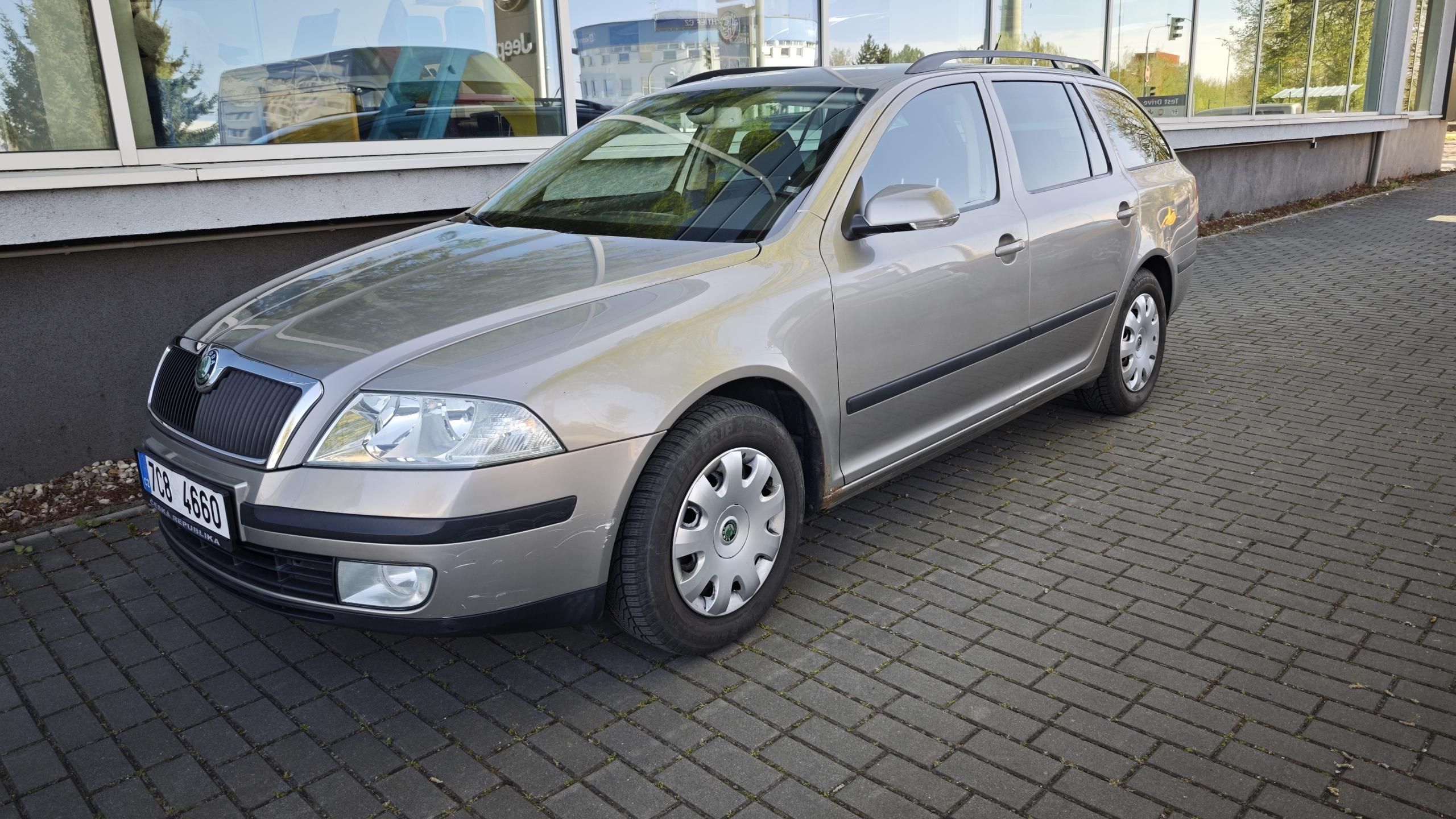 Škoda Octavia, 1,6 benzín kombi - fotka 2