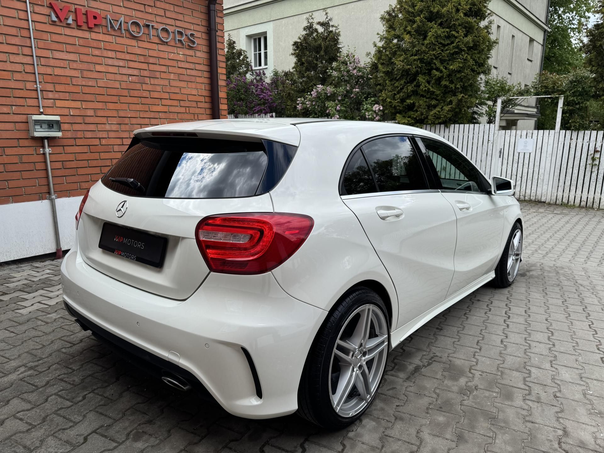 Mercedes-Benz Třídy A, A220d-125KW-4M-AMG-ČR-H&K - fotka 5