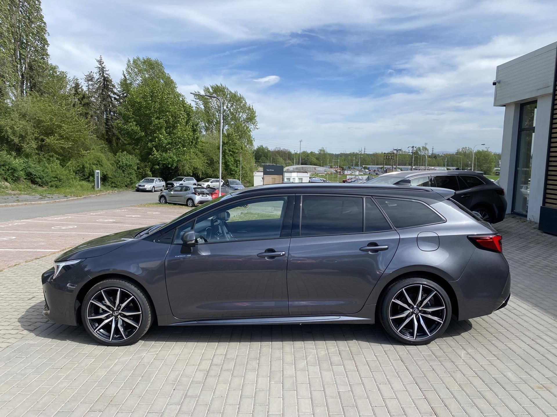 Toyota Corolla, 2.0 HEV GR SPORT + tažné - fotka 3