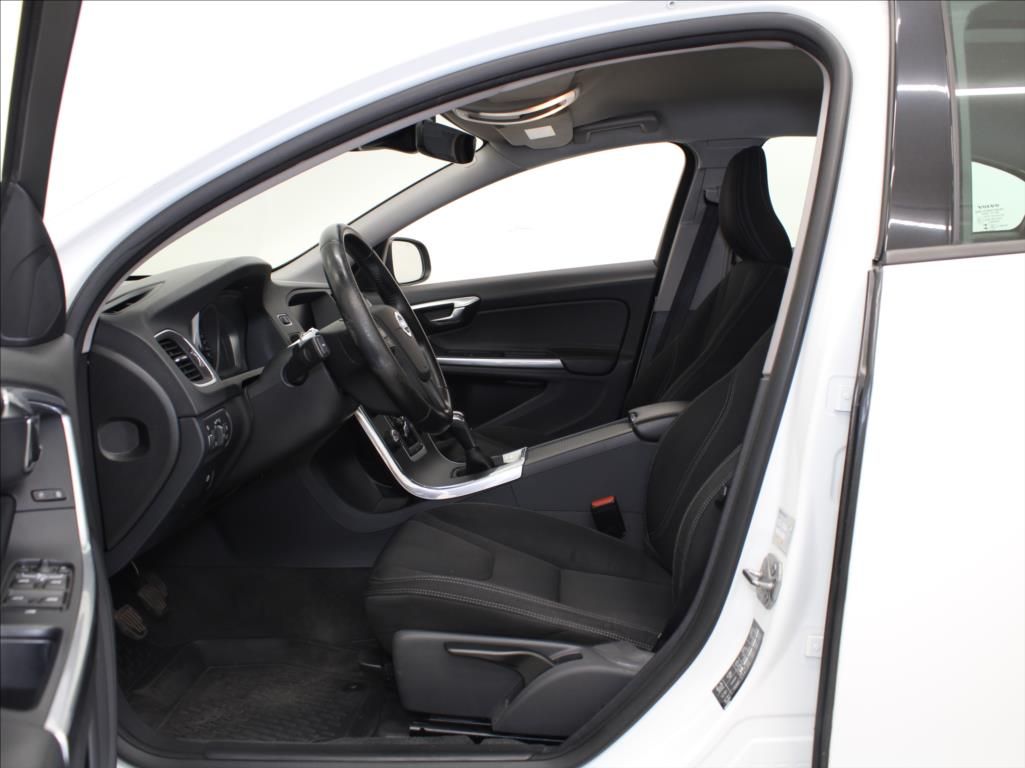 Volvo S60, 2,0 D3 110kW MT NAVI Light ČR - fotka 6