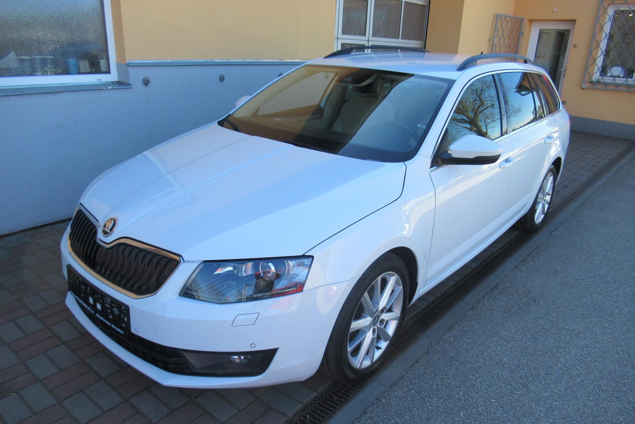 Škoda Octavia, 1.6 TDi DSG AUT.KLIMA TAŽNÉ - fotka 4