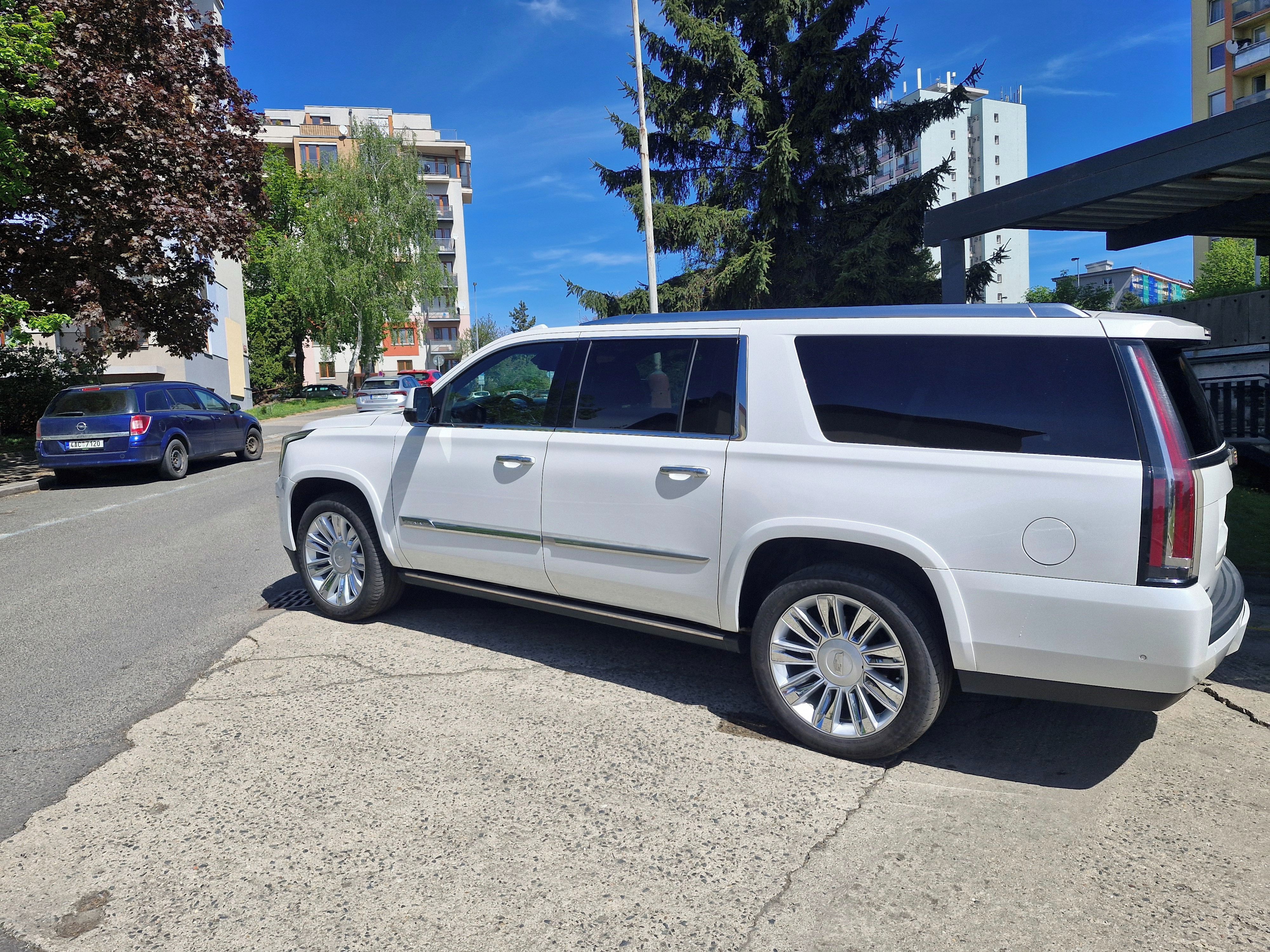 Cadillac Escalade, 6.2 ESV Platinum - fotka 2