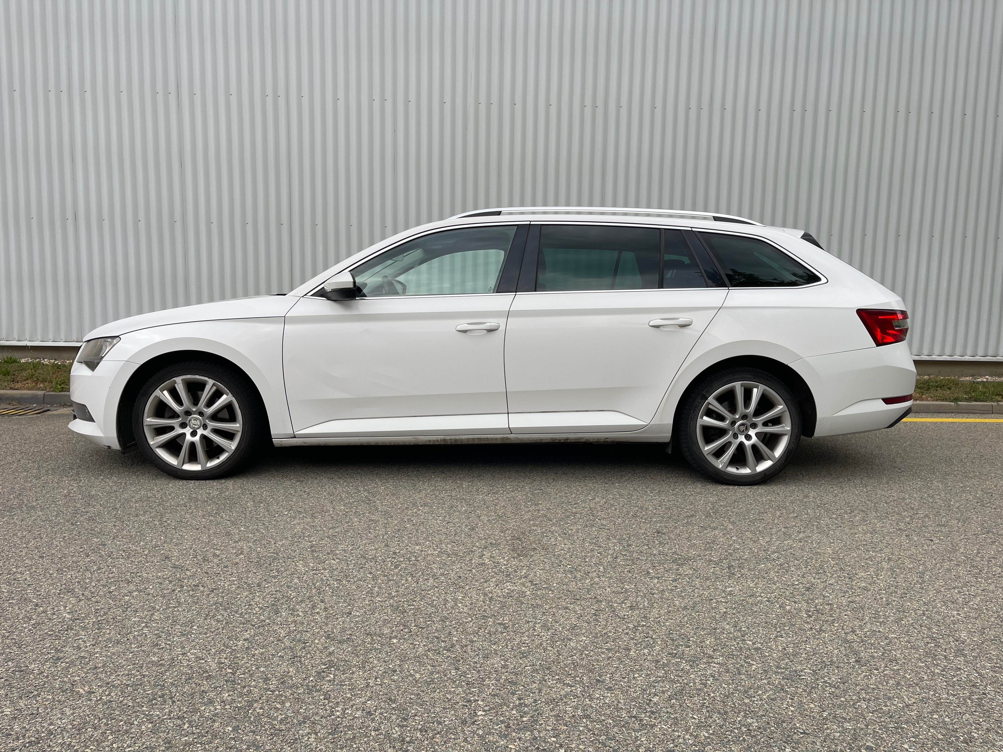 Škoda Superb, 110 kW, EURO 6, bílá - fotka 2