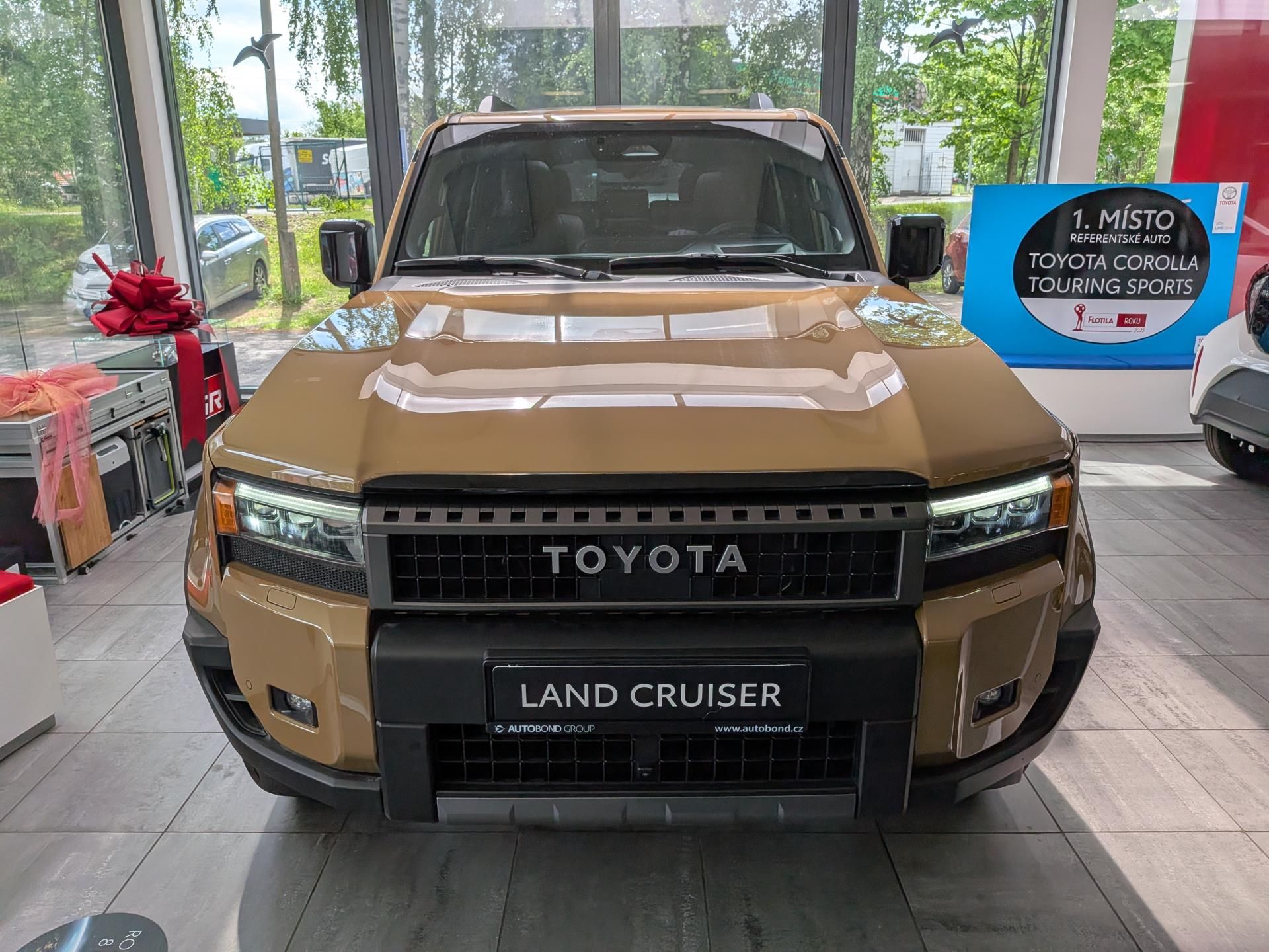 Toyota Land Cruiser, Executive Skyview 4×4 2.8L Die - fotka 3