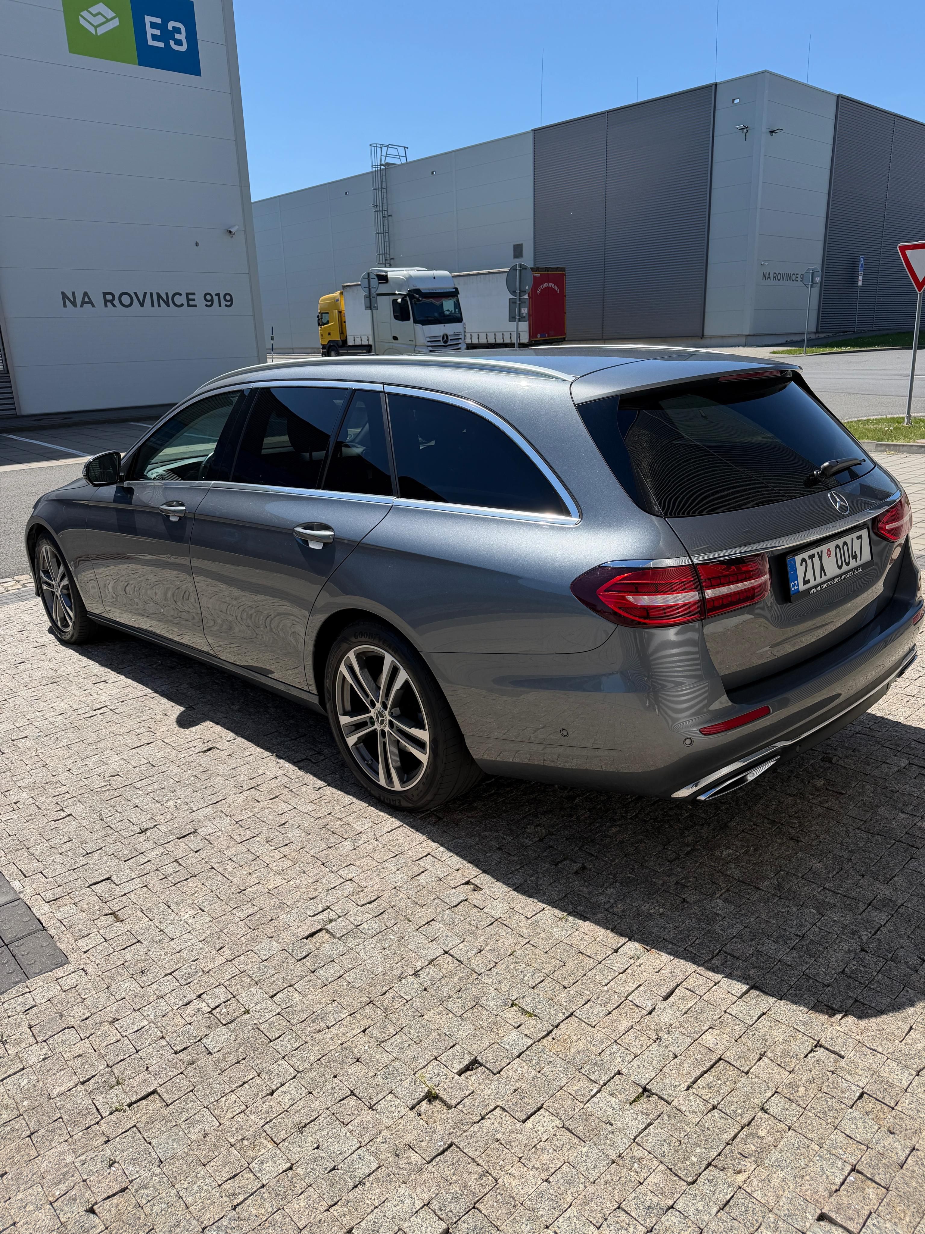 Mercedes-Benz Třídy E, Třída E 220d 4MATIC, r.v. 2022 - fotka 6