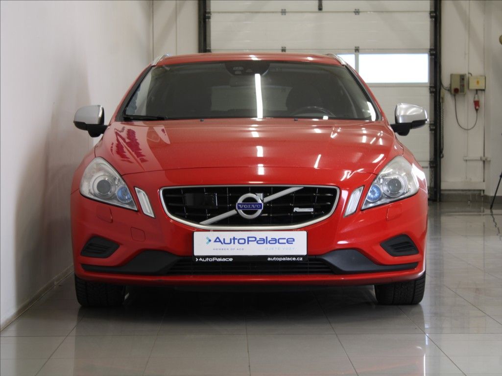 Volvo V60, 2,4 D4 AT AWD R-Desing ČR - fotka 2