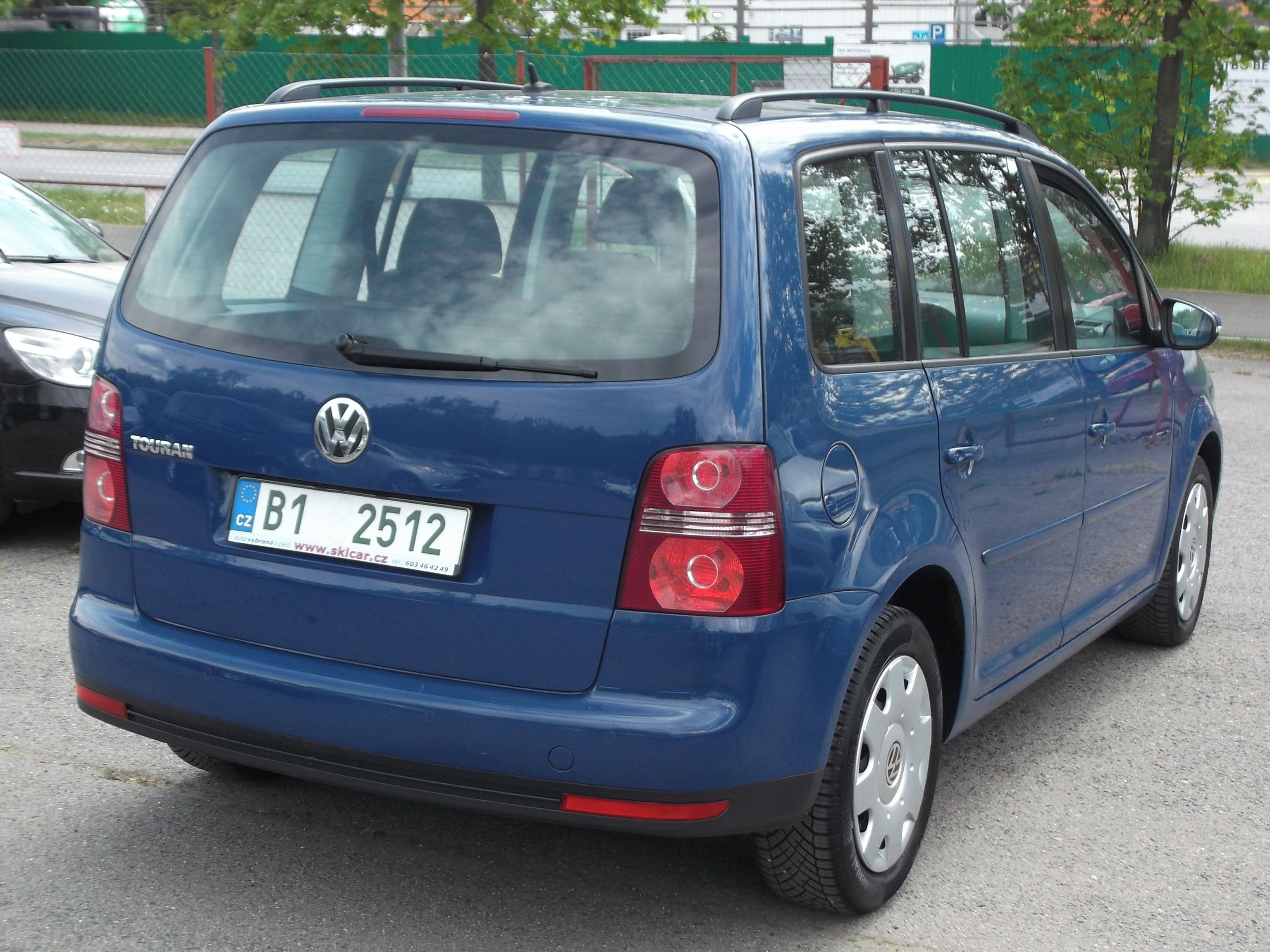 Volkswagen Touran, 1,6Mpi aut.klim,tempomat,servi - fotka 3