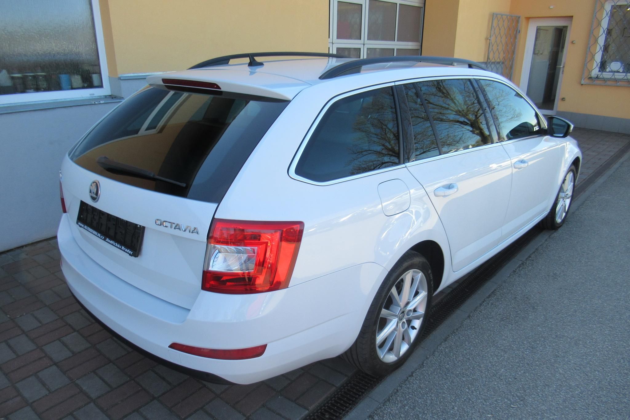 Škoda Octavia, 1.6 TDi DSG AUT.KLIMA TAŽNÉ - fotka 2