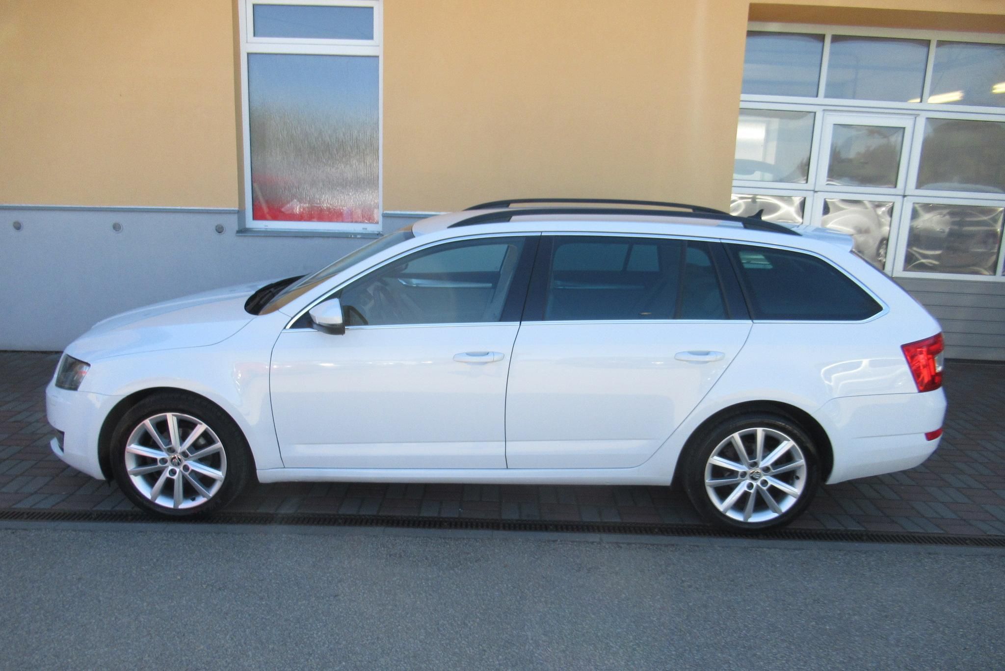 Škoda Octavia, 1.6 TDi DSG AUT.KLIMA TAŽNÉ - fotka 5