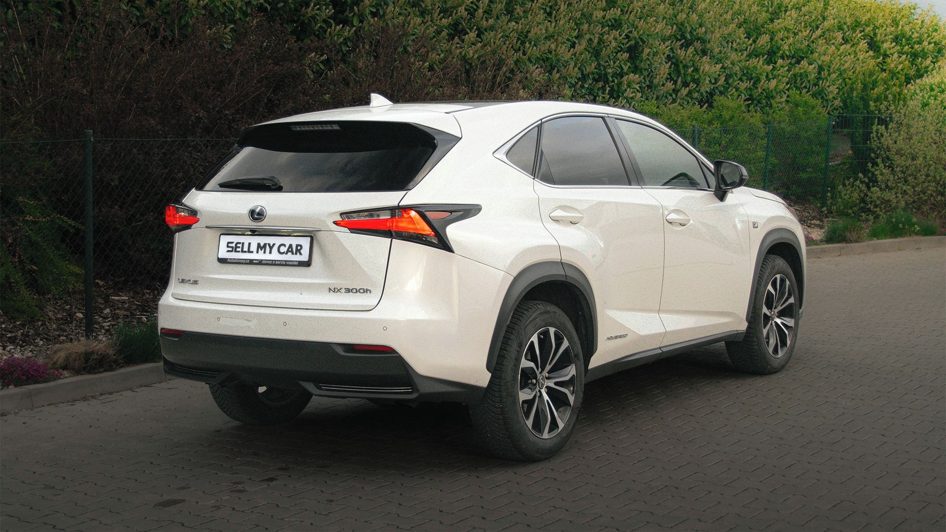 Lexus NX 300h, F SPORT 2,5/114kW 4x4 Panorama - fotka 5
