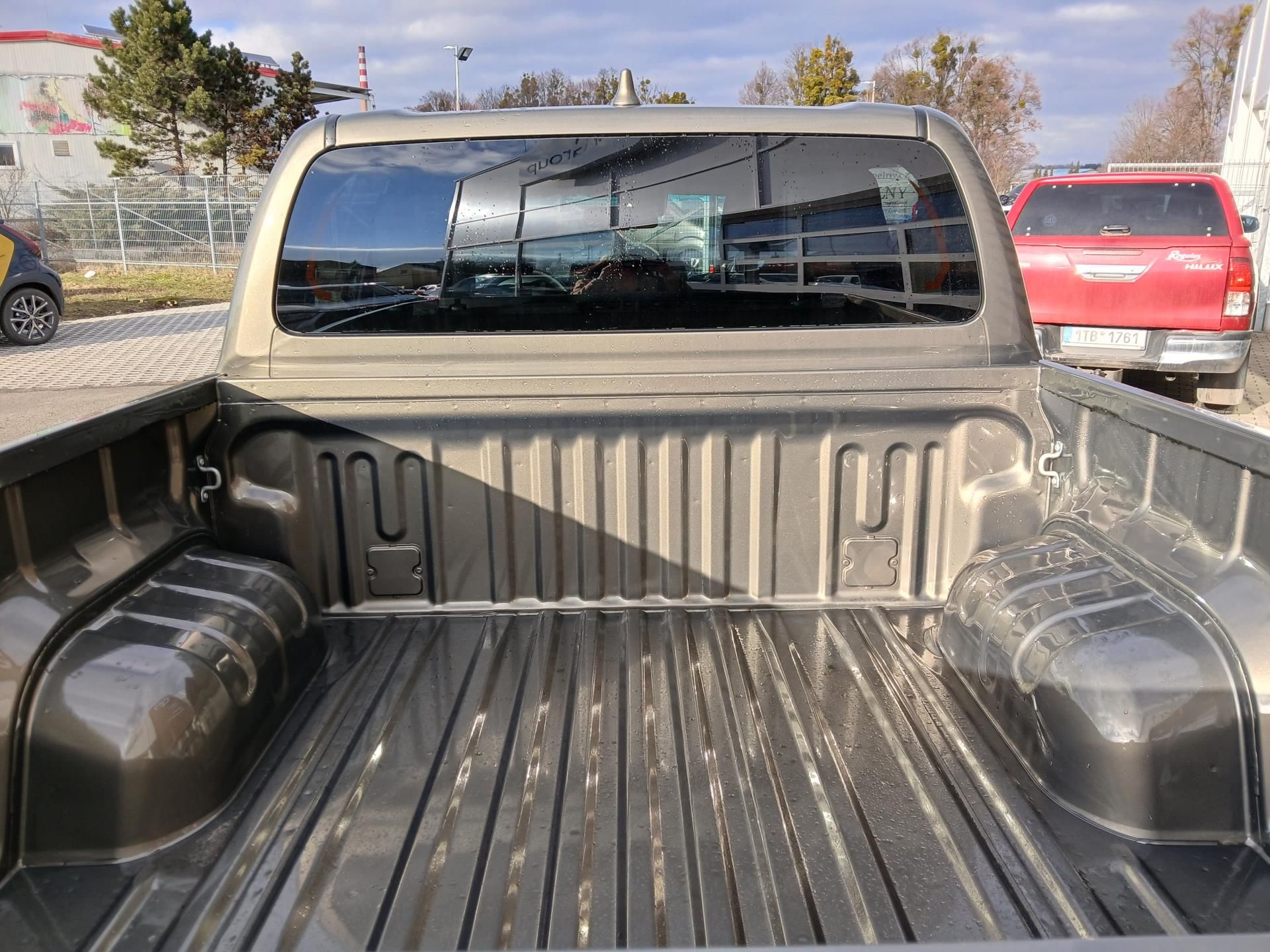 Toyota Hilux, 2.8 D 6st. AT Invincible - fotka 6