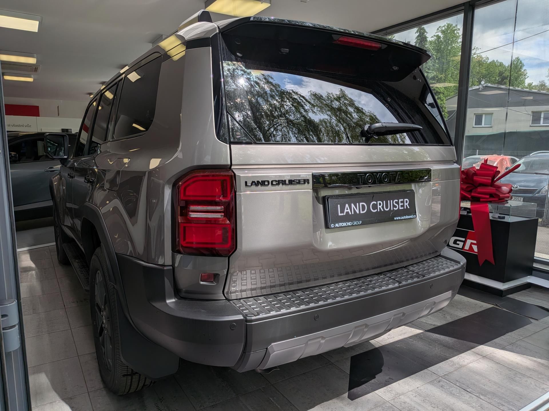 Toyota Land Cruiser, Executive Skyview 4x4 2.8L Die - fotka 4
