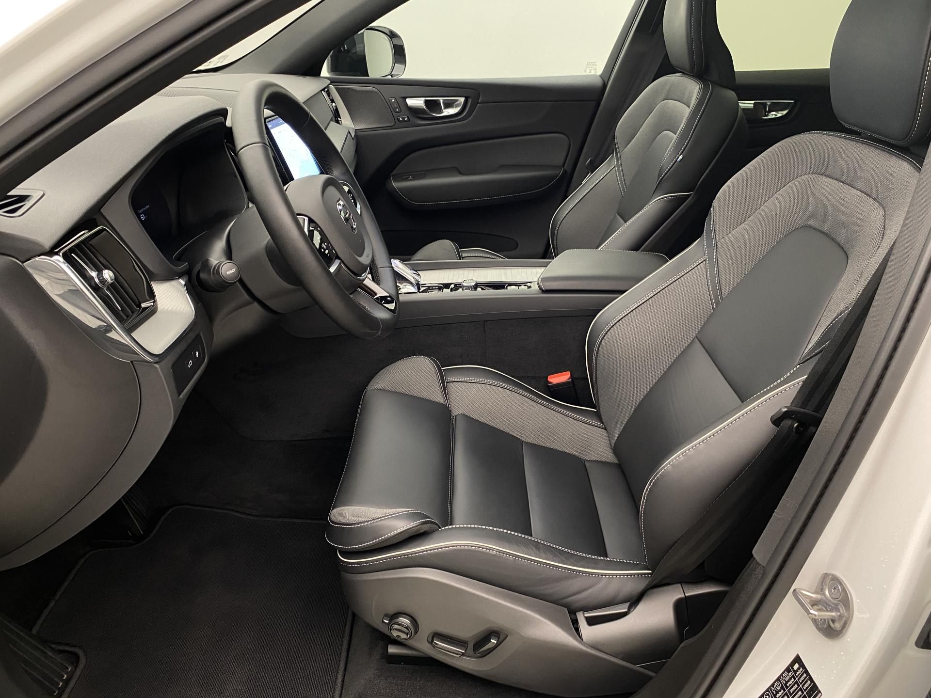 Volvo XC60, T6 AWD RECHARGE DARK PLUS AUT - fotka 3