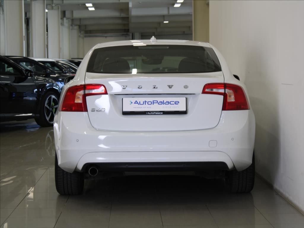 Volvo S60, 2,0 D3 110kW MT NAVI Light ČR - fotka 4