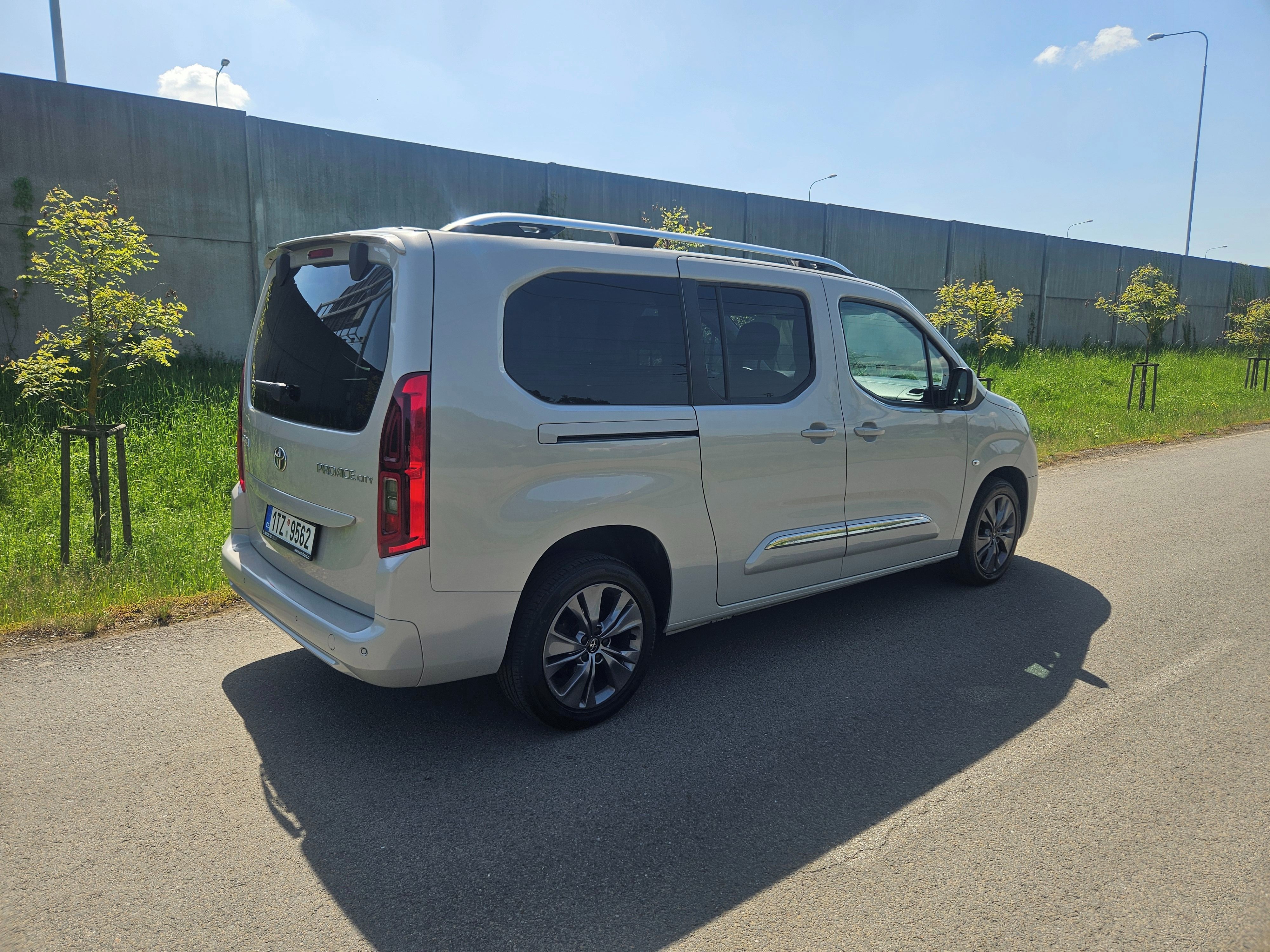 Toyota Proace City Verso, Long 1.2, 8AT, AUTOMAT - fotka 5