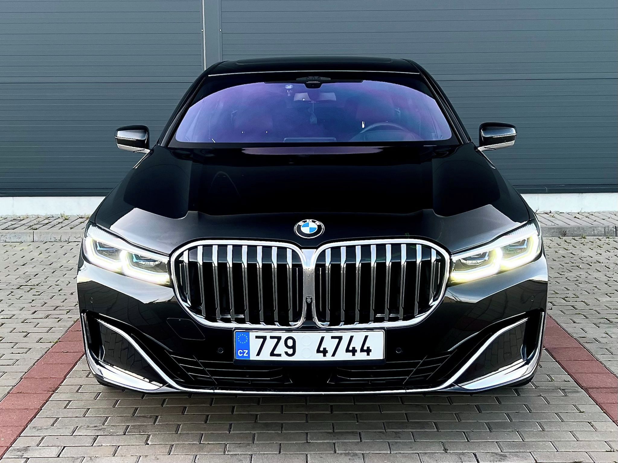 BMW Řada 7, 750i xDrive Individual  390kw - fotka 2