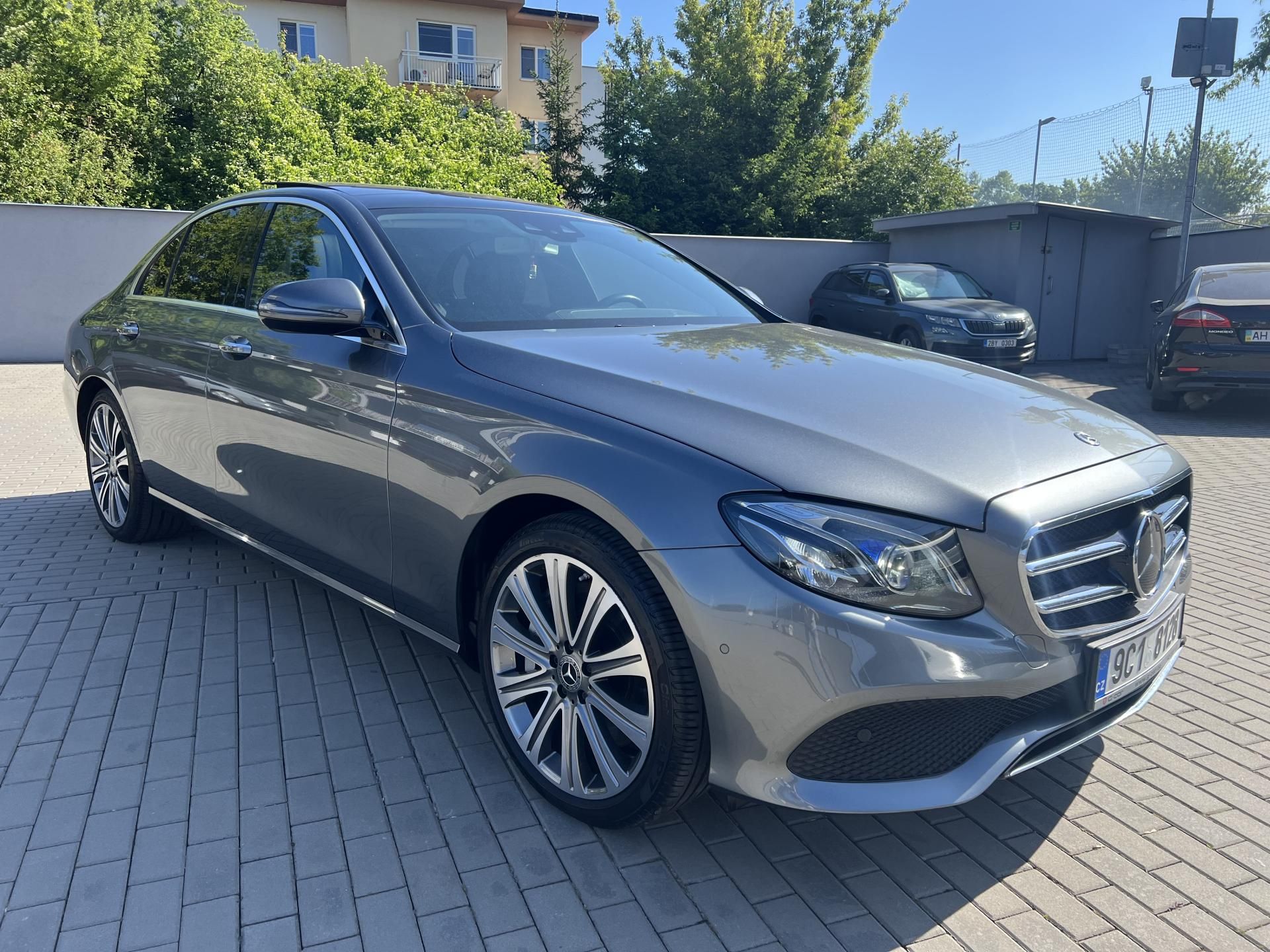 Mercedes-Benz Třídy E, 400d 4 Matic vzduch plná výbav - fotka 2