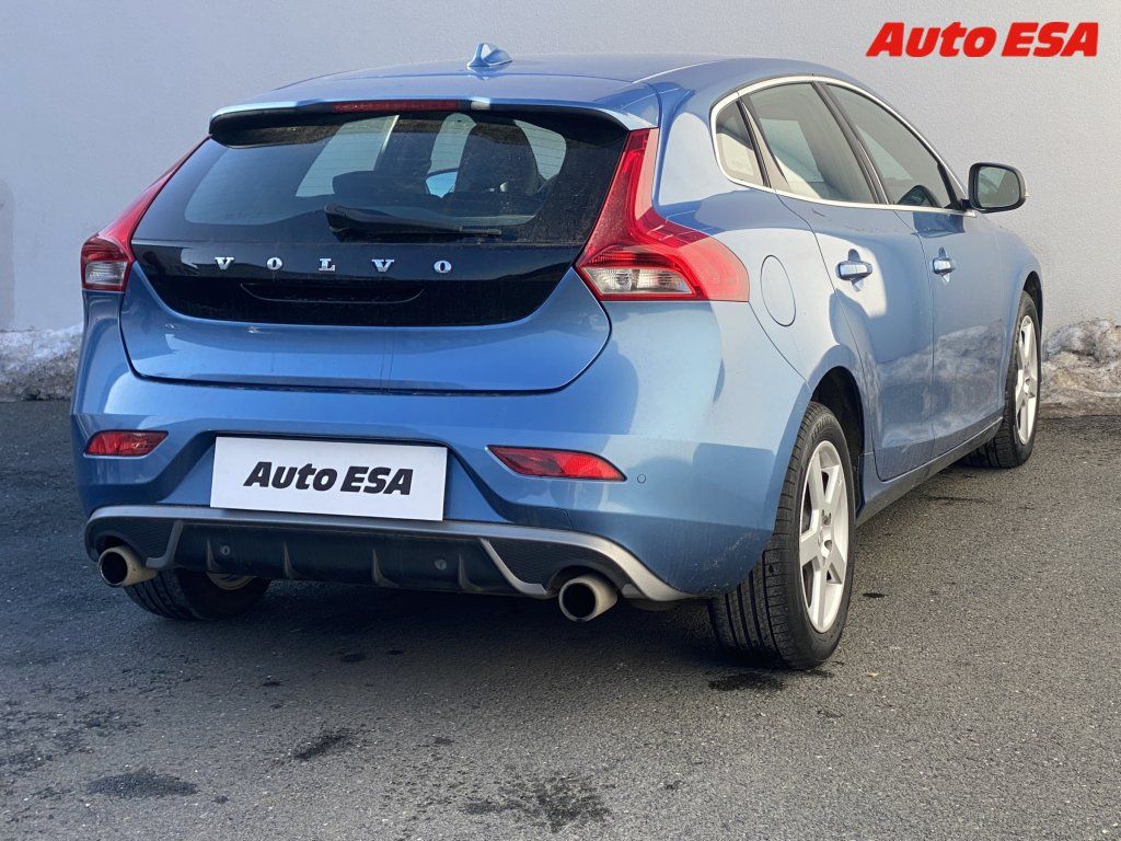 Volvo V40, 2.0 D2,1.maj,R-design,navi - fotka 4