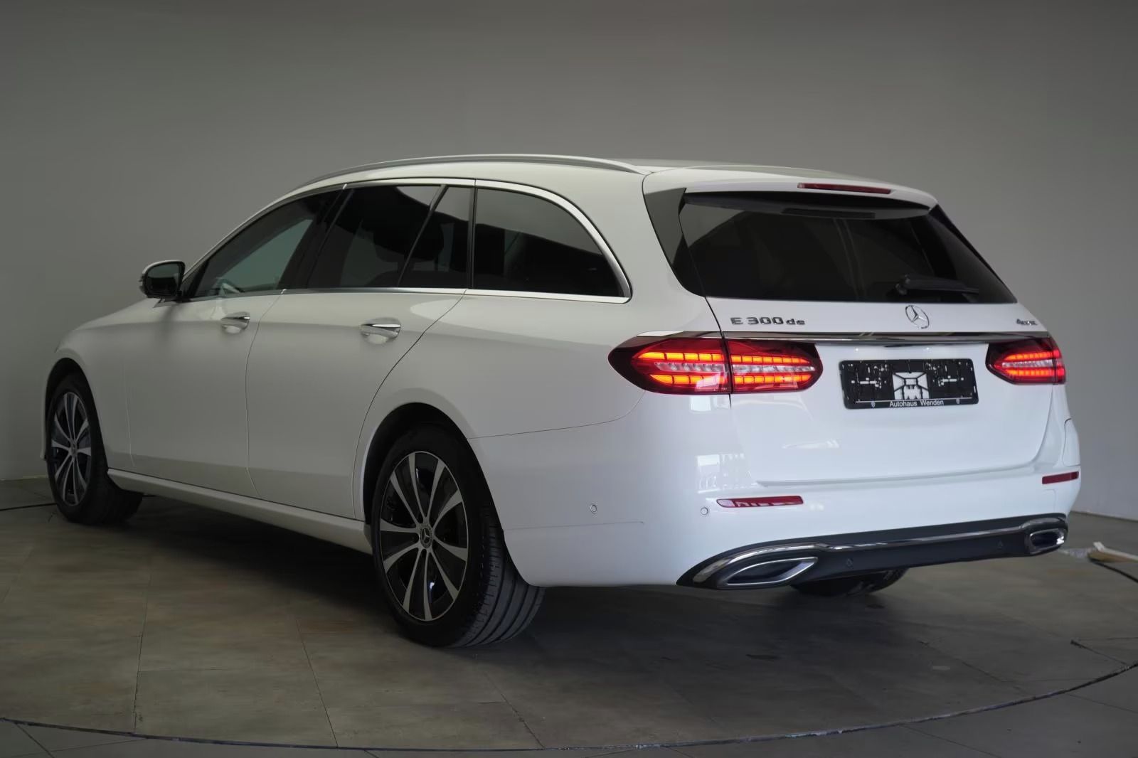 Mercedes-Benz Třídy E, E 300 de 4Matic T 9G-Tronic Av - fotka 2
