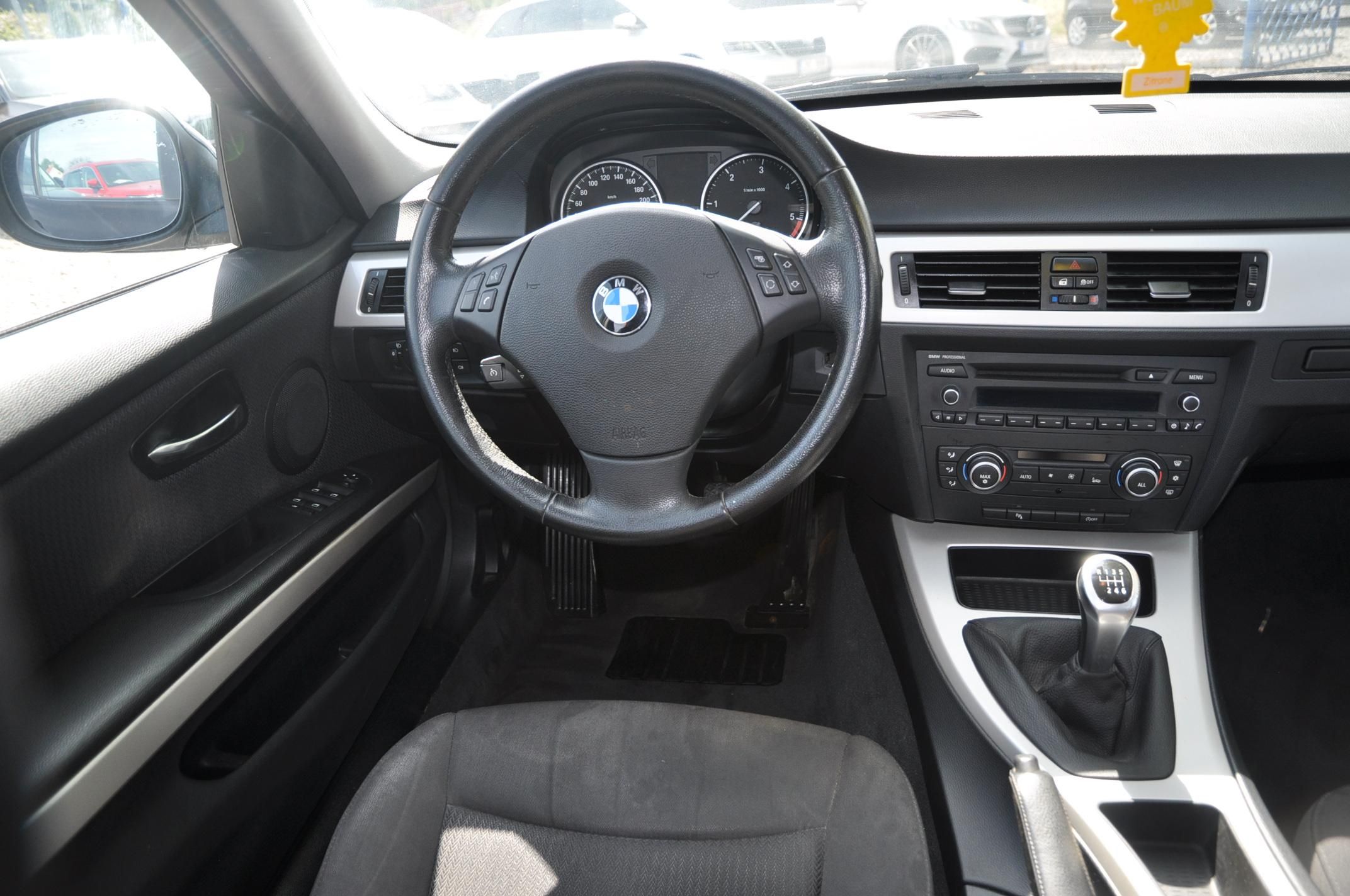 BMW Řada 3, 318d 105kW KOMBI - fotka 5