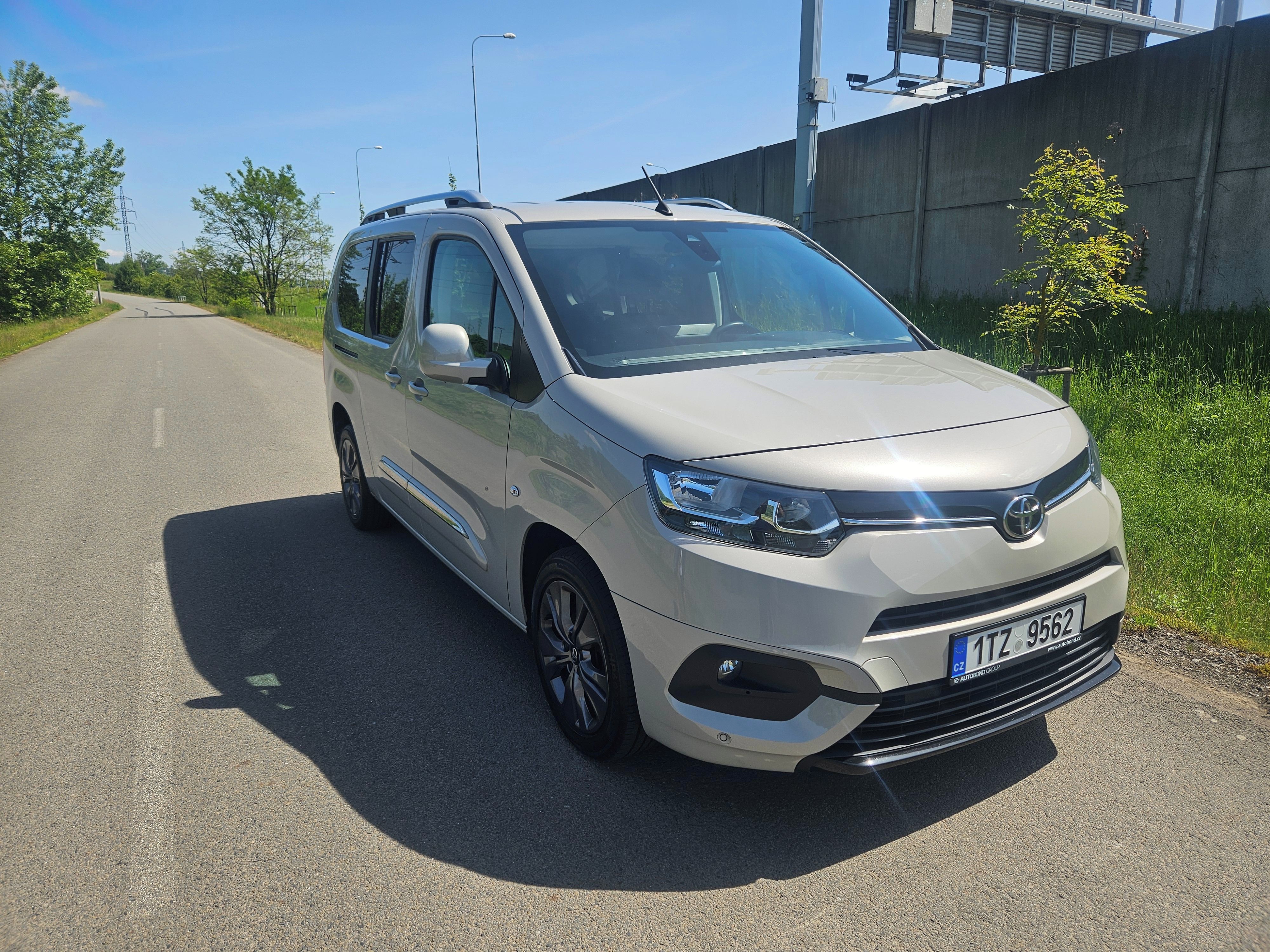 Toyota Proace City Verso, Long 1.2, 8AT, AUTOMAT - fotka 3