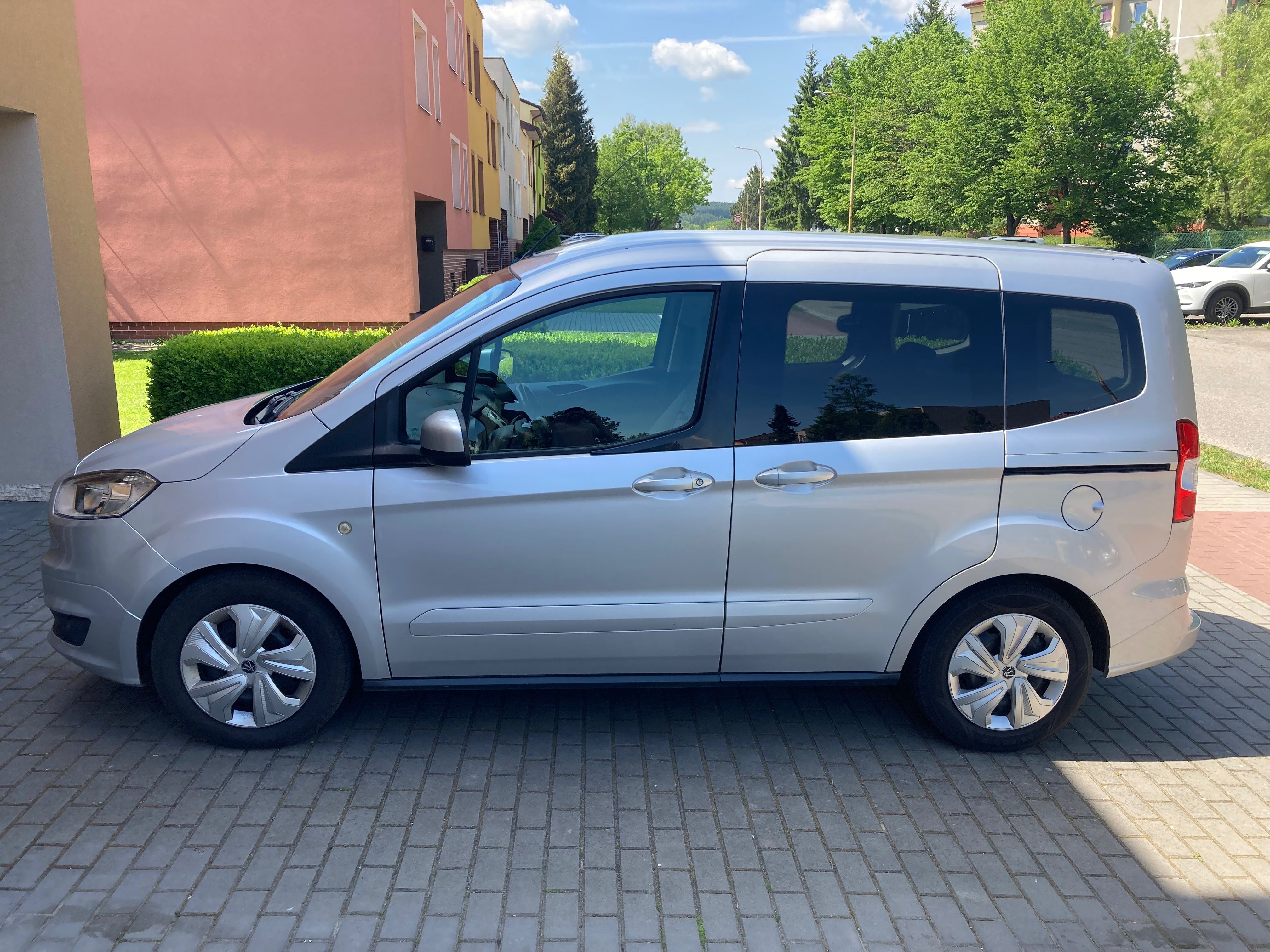 Ford Tourneo Courier, 1.0 ECOBOOST 74kw - fotka 3