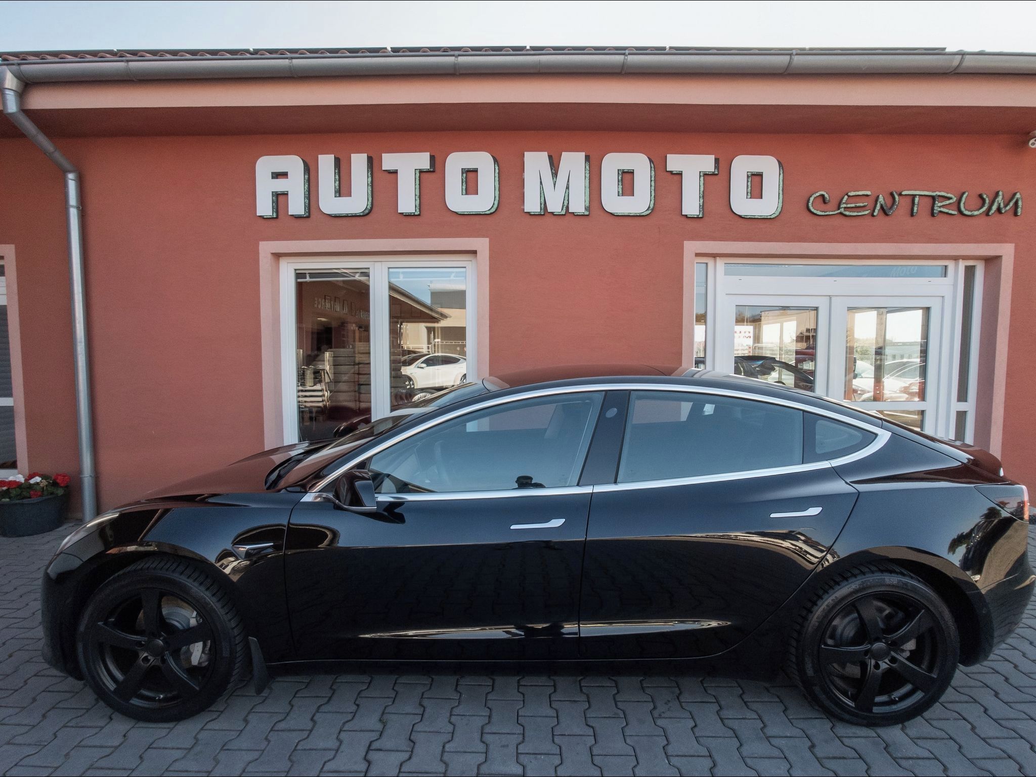 Tesla Model 3, Standard Range Plus 225kW - fotka 2
