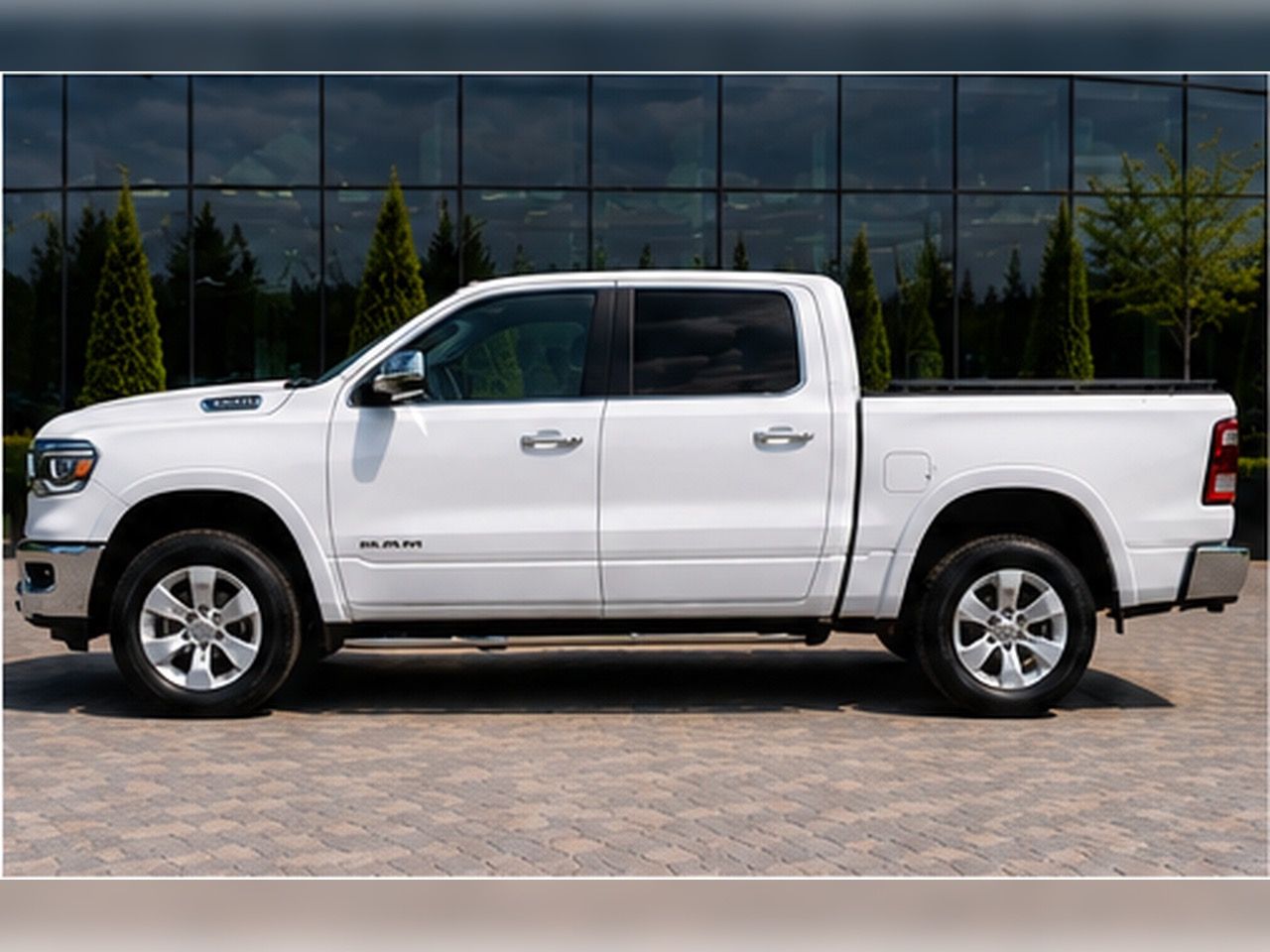 RAM 1500, Laramie 5.7HEMI 4x4 TOP vybava - fotka 3