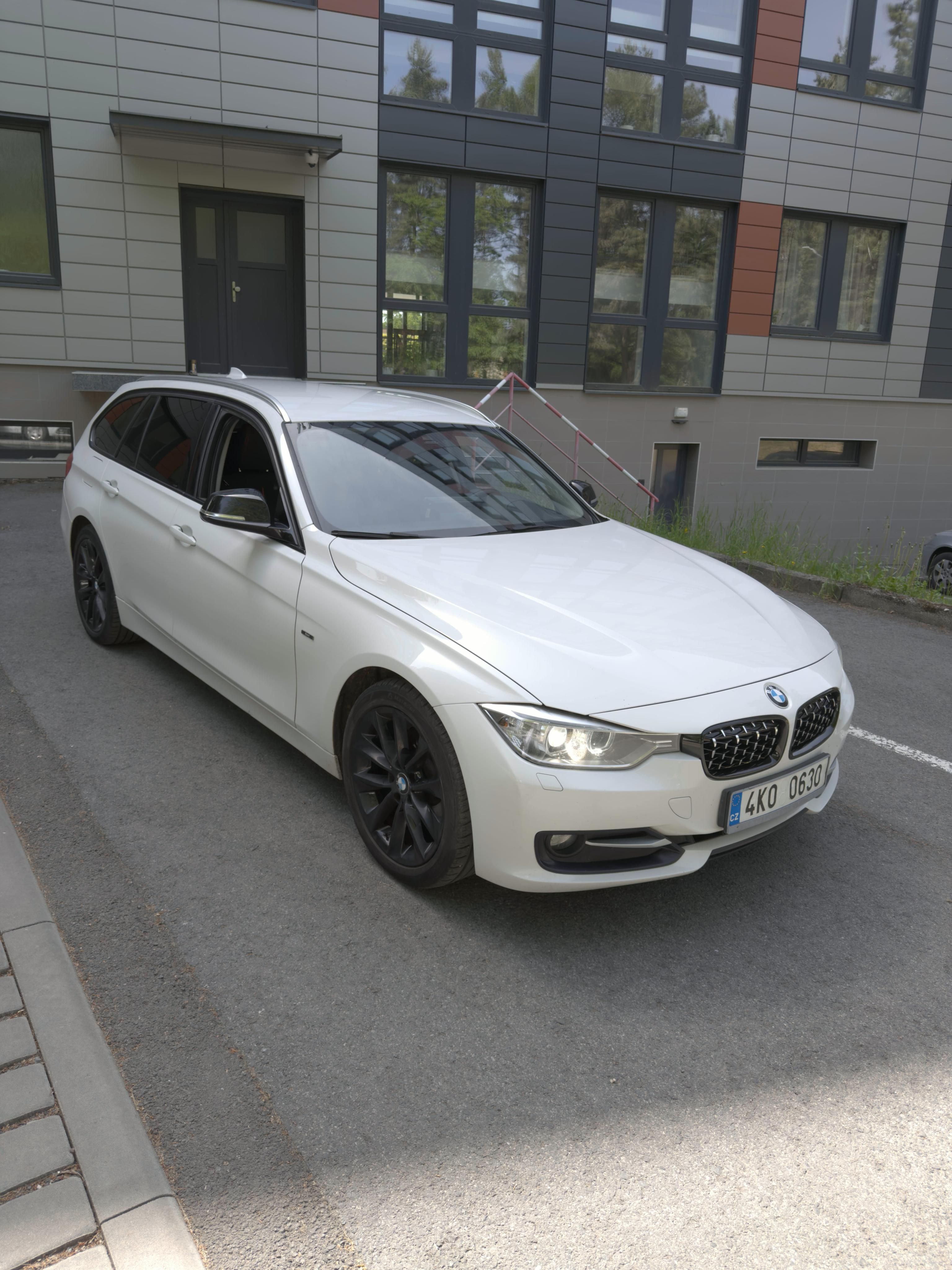 BMW Řada 3, BMW 318d Touring - fotka 4