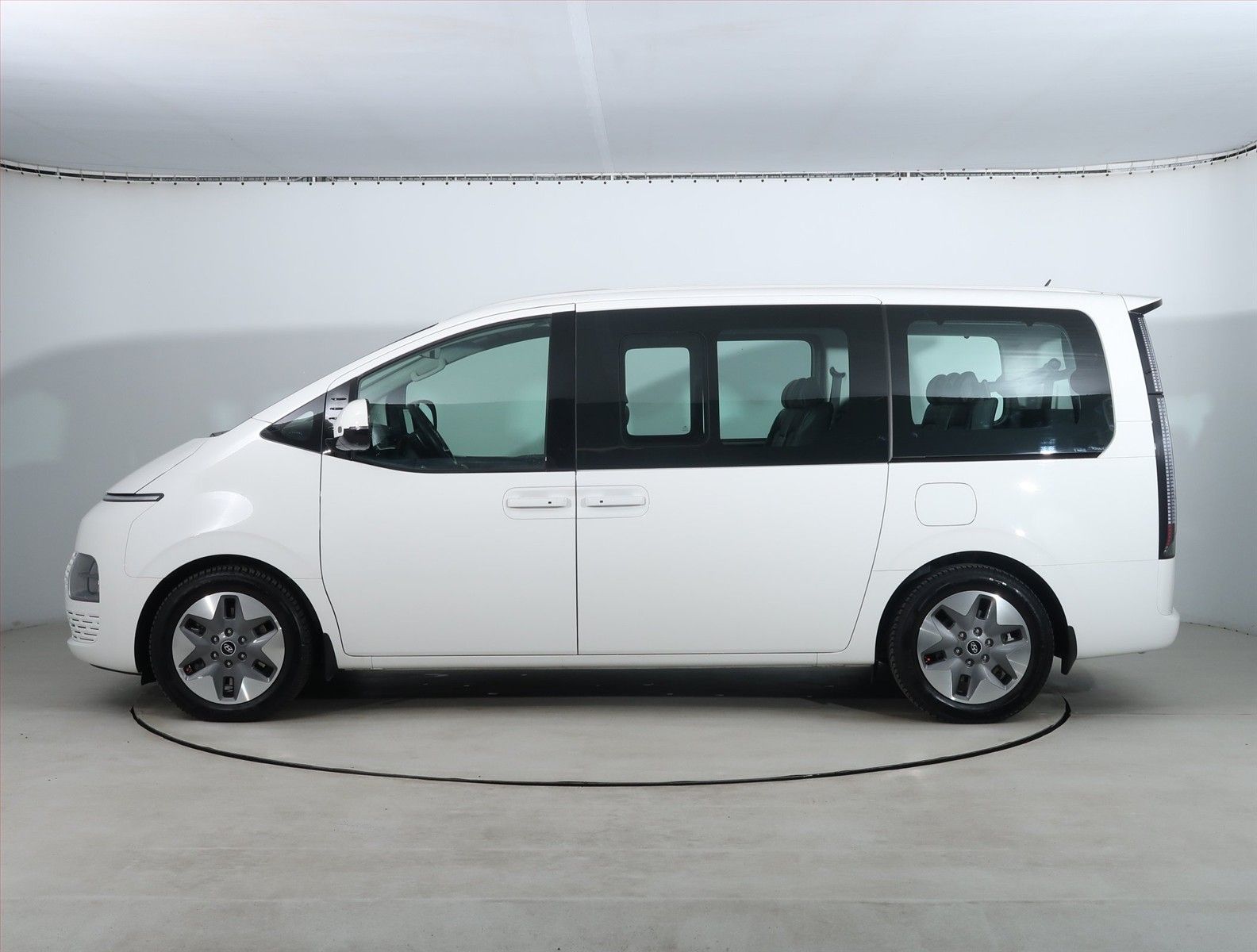 Hyundai Staria, 2.2 CRDi, HTRAC, Tour, 9 míst - fotka 2