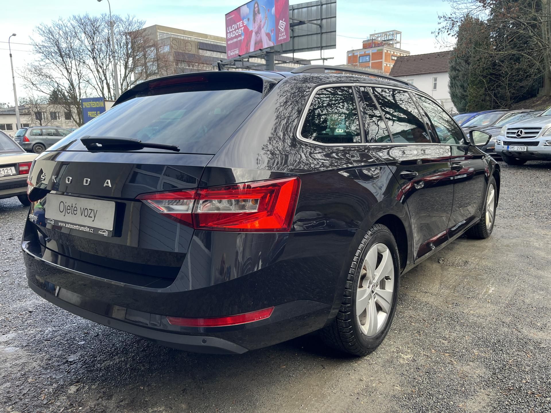 Škoda Superb, 2,0TDi  110Kw  DSG  AMBIENTE - fotka 5