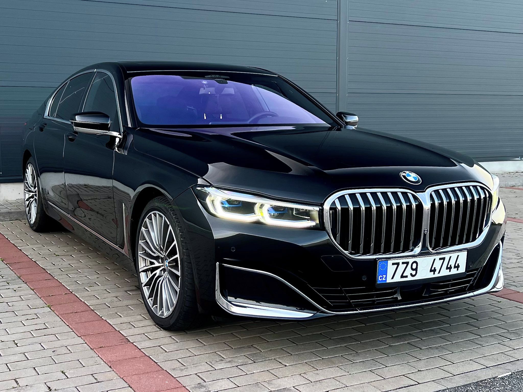 BMW Řada 7, 750i xDrive Individual  390kw - fotka 3