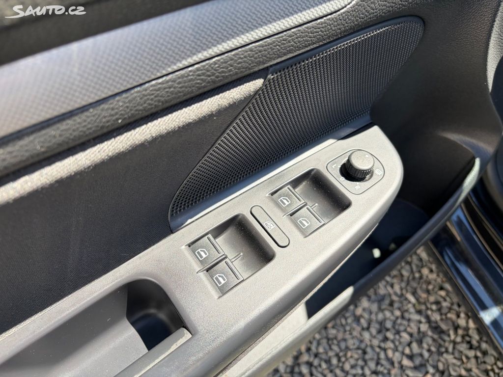 Volkswagen Golf, VI KOMBI 1,2, SERVISKA, VÝBAVA