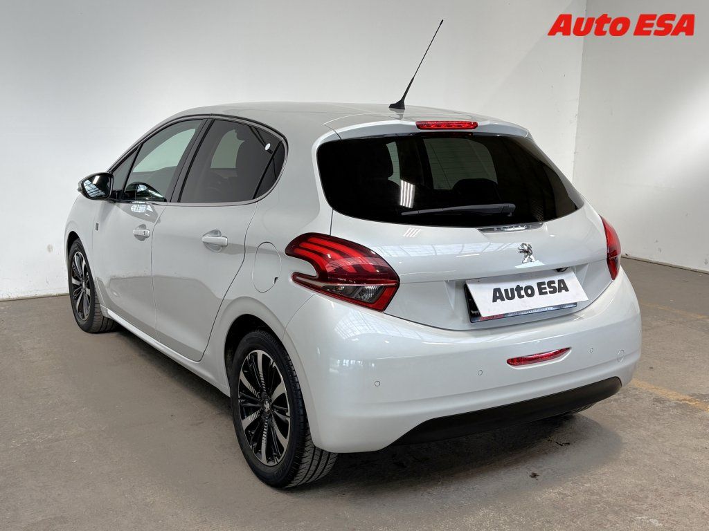 Peugeot 208, 1.2 - fotka 6