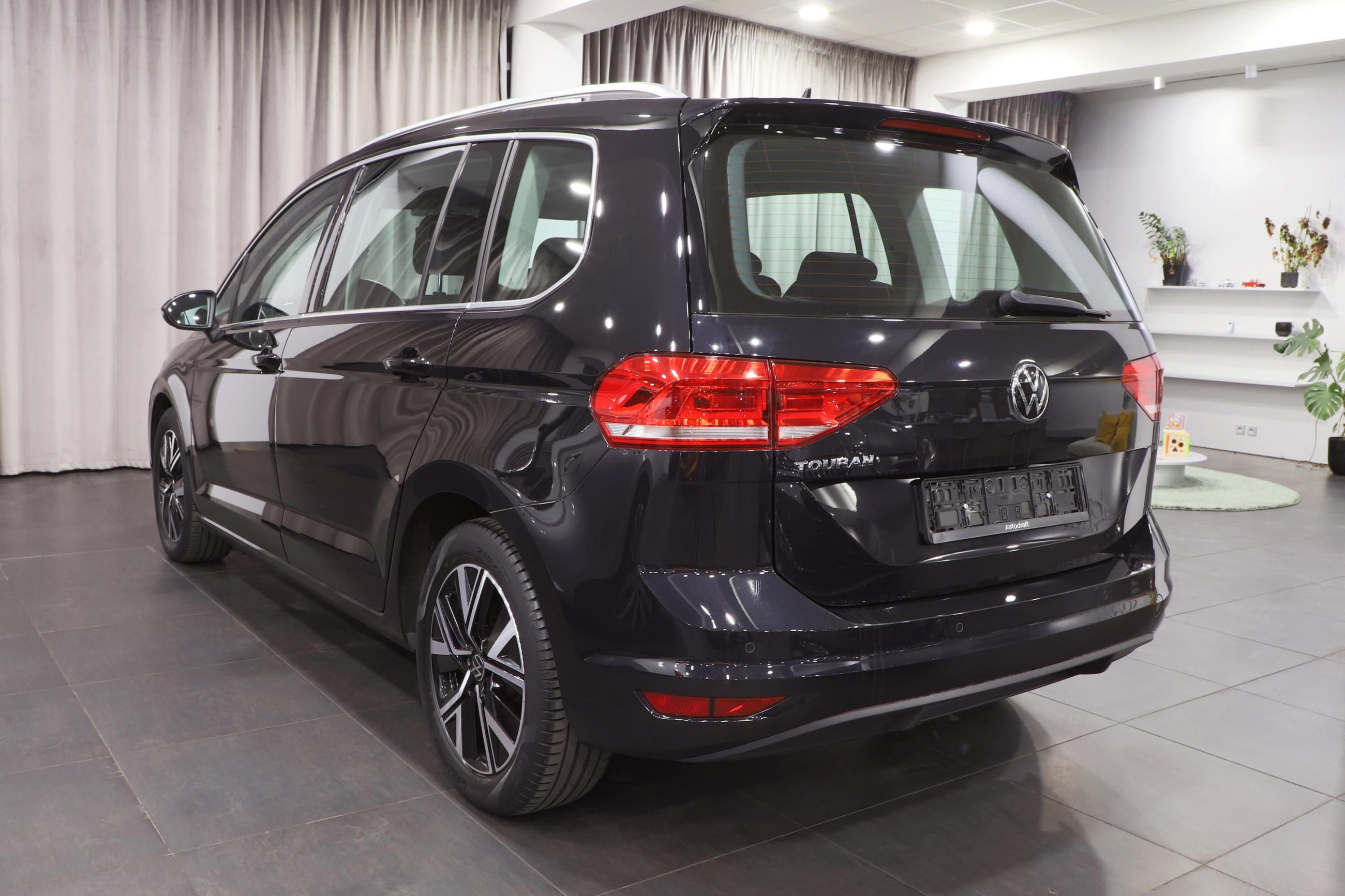 Volkswagen Touran, Highline 1.5 TSI 110kW ALU 17" - fotka 4