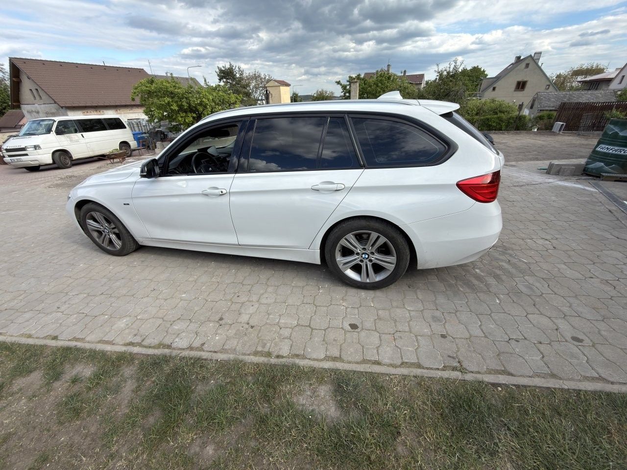 BMW Řada 3, BMW 318d Touring - fotka 2