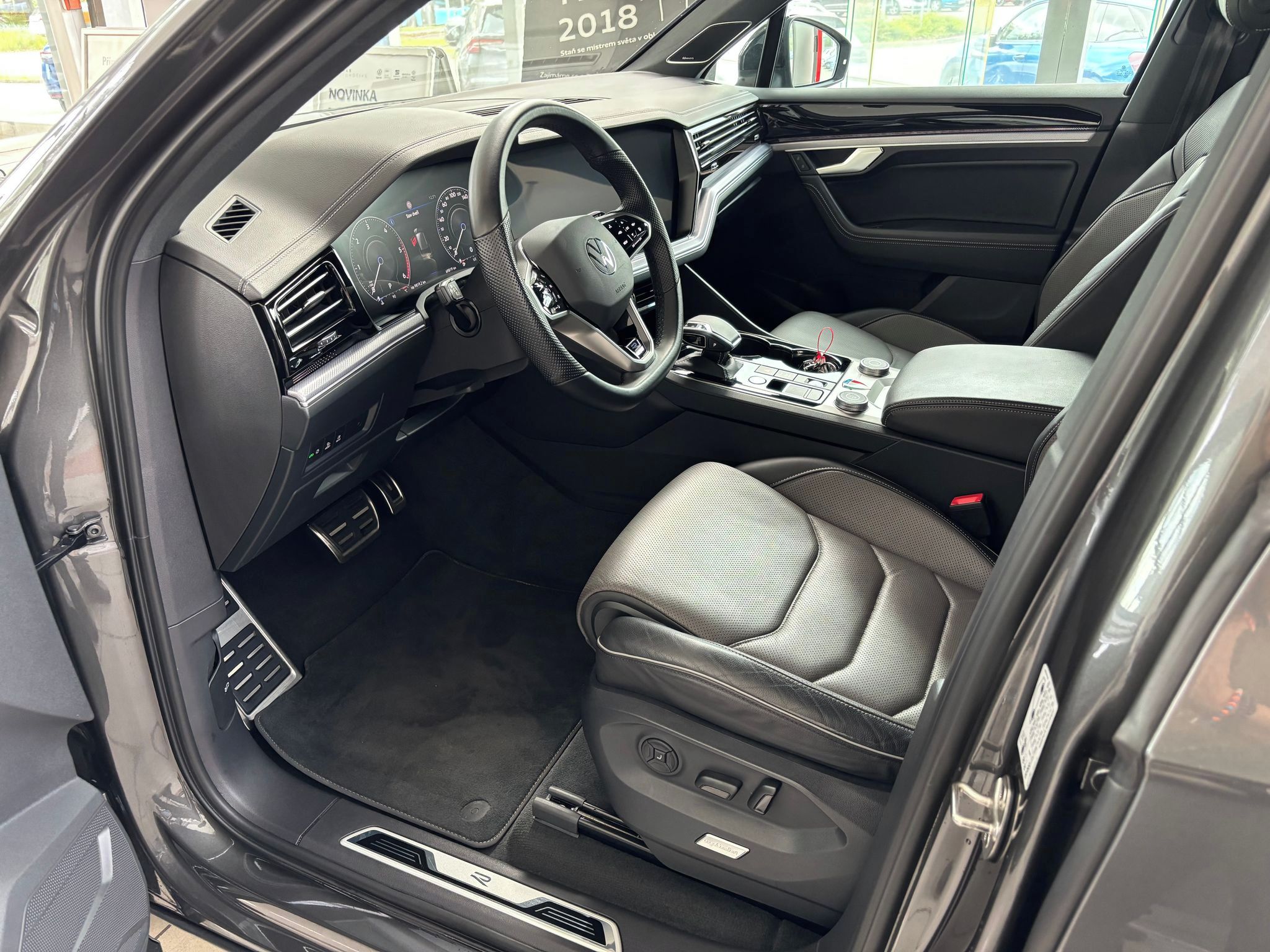 Volkswagen Touareg, R-line  210kW Tažné - fotka 5