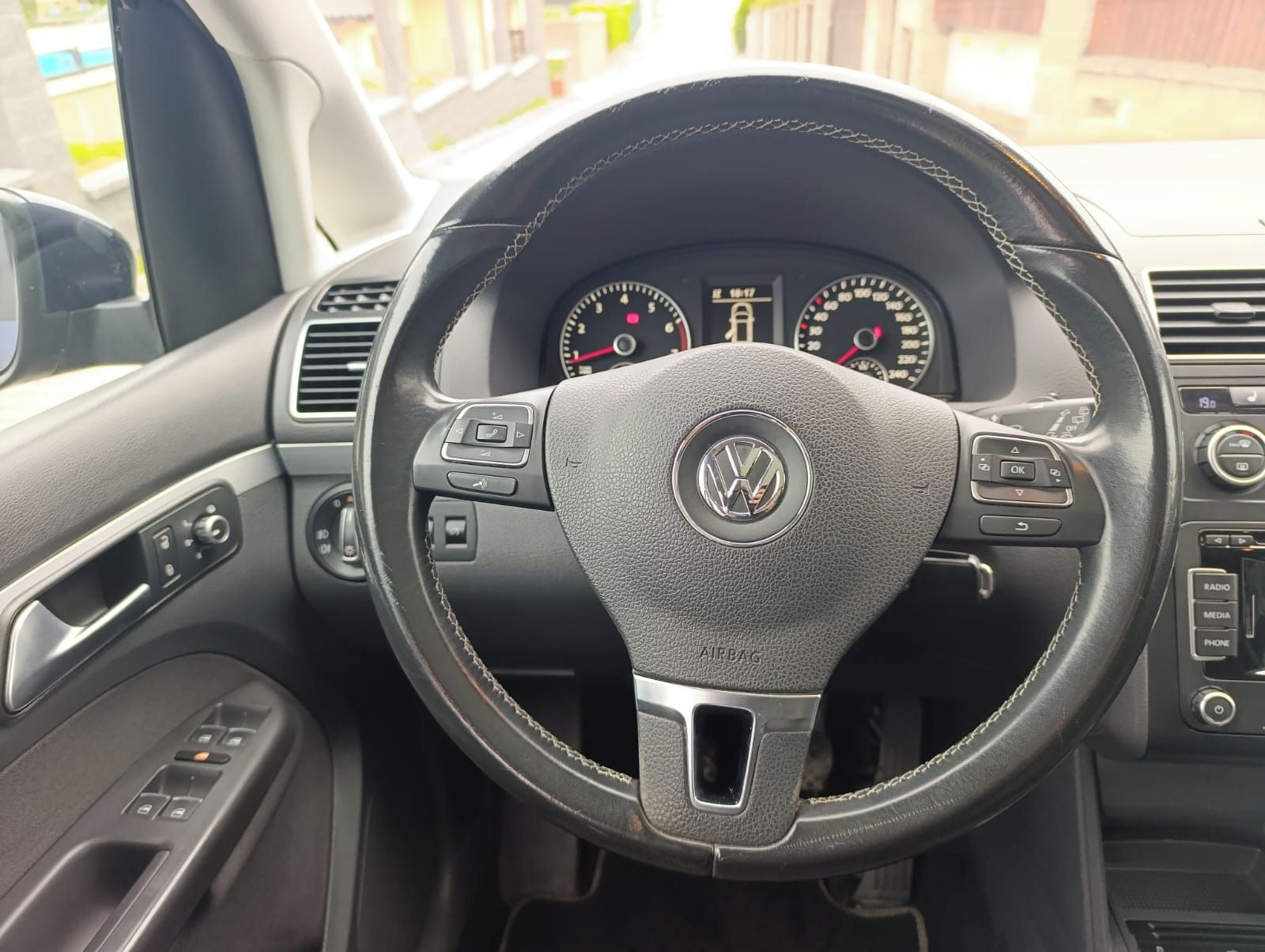Volkswagen Touran, 1.4Tsi,záruka,tažné,serv.k!Ceb - fotka 6