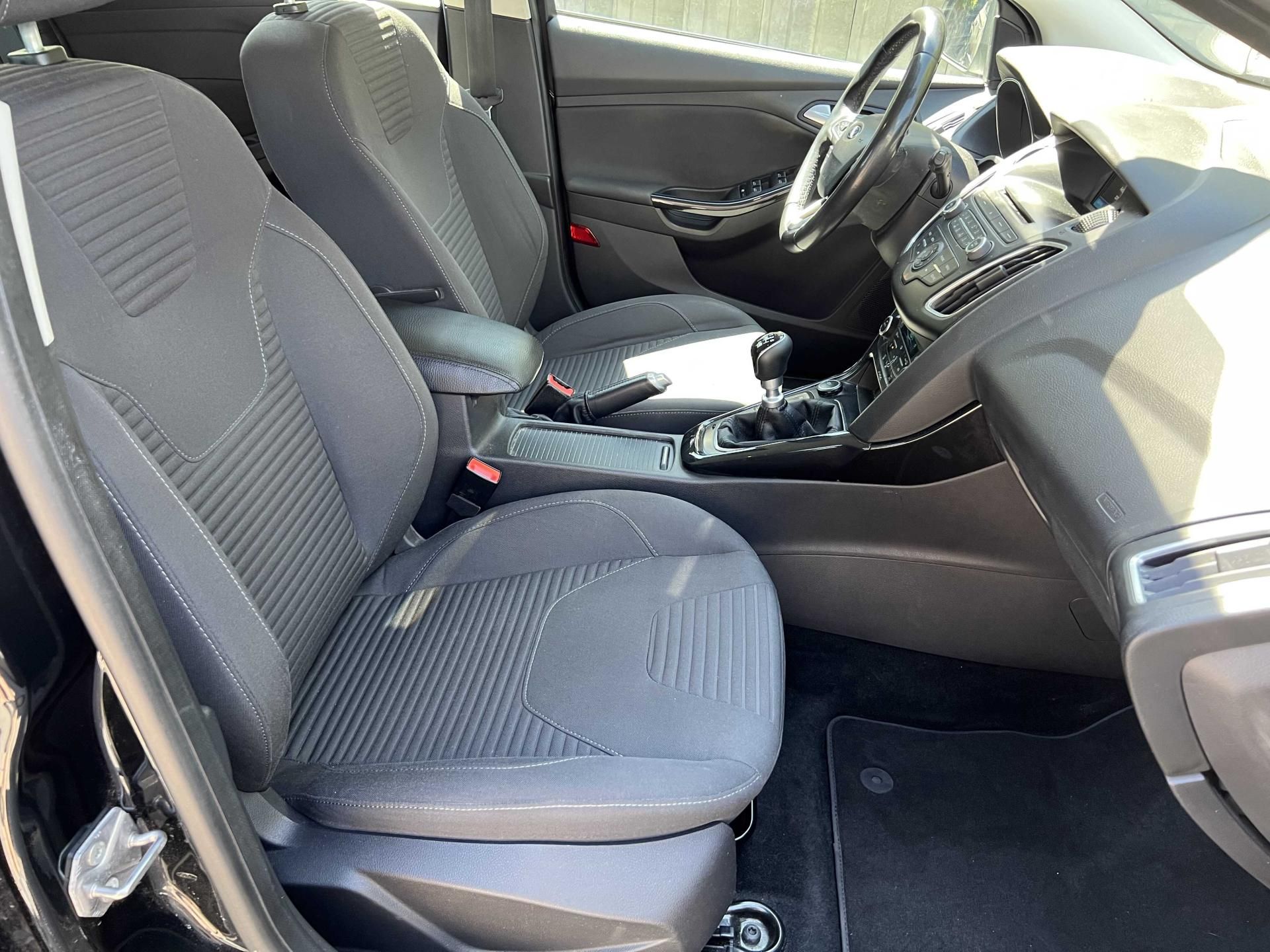 Ford Focus, 1.5 TDCi 88 kW 1.MAJ SERVISKA - fotka 6
