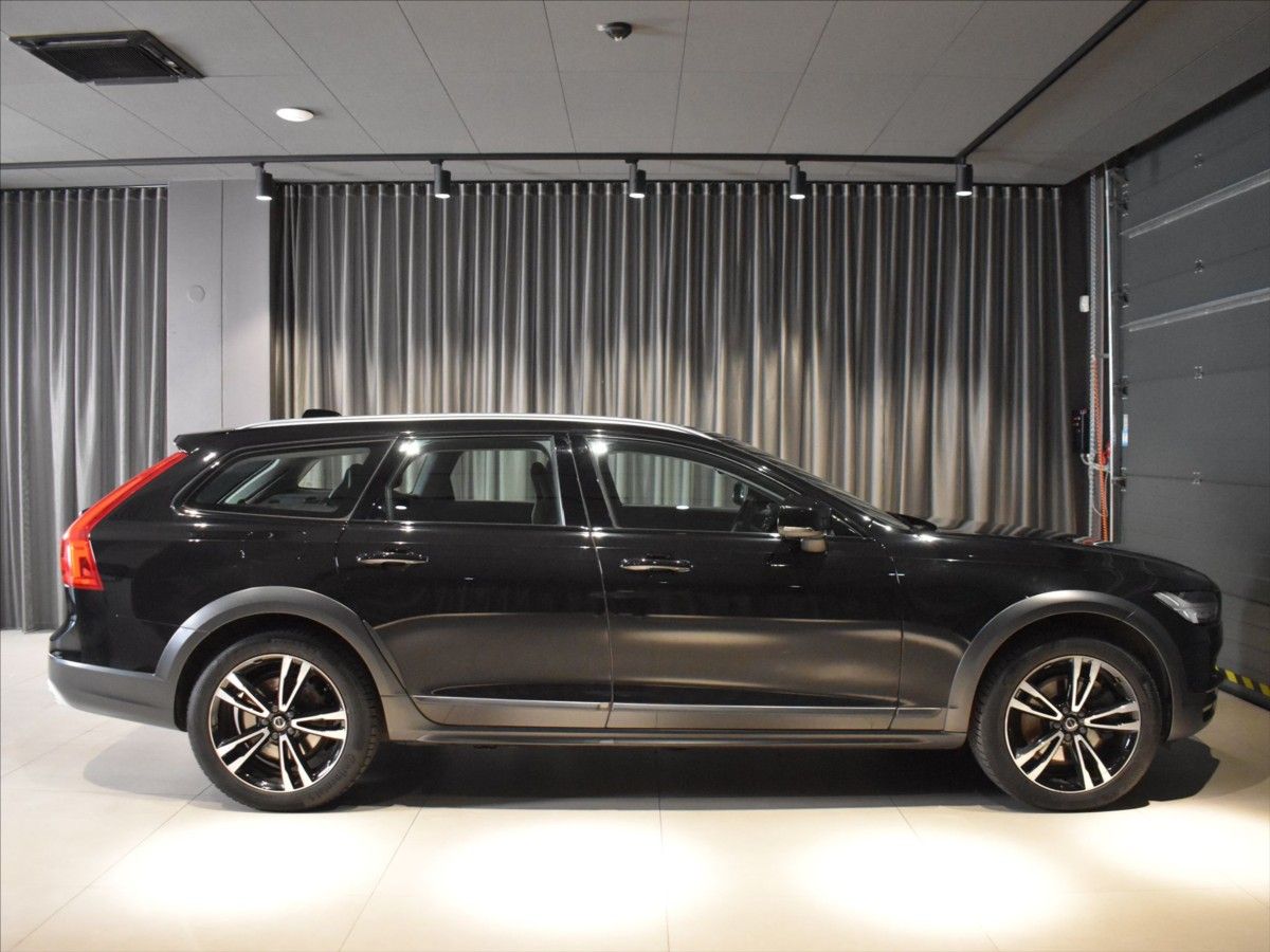 Volvo V90, 2,0 CC D5 PRO Bezklíč,Tažný - fotka 3