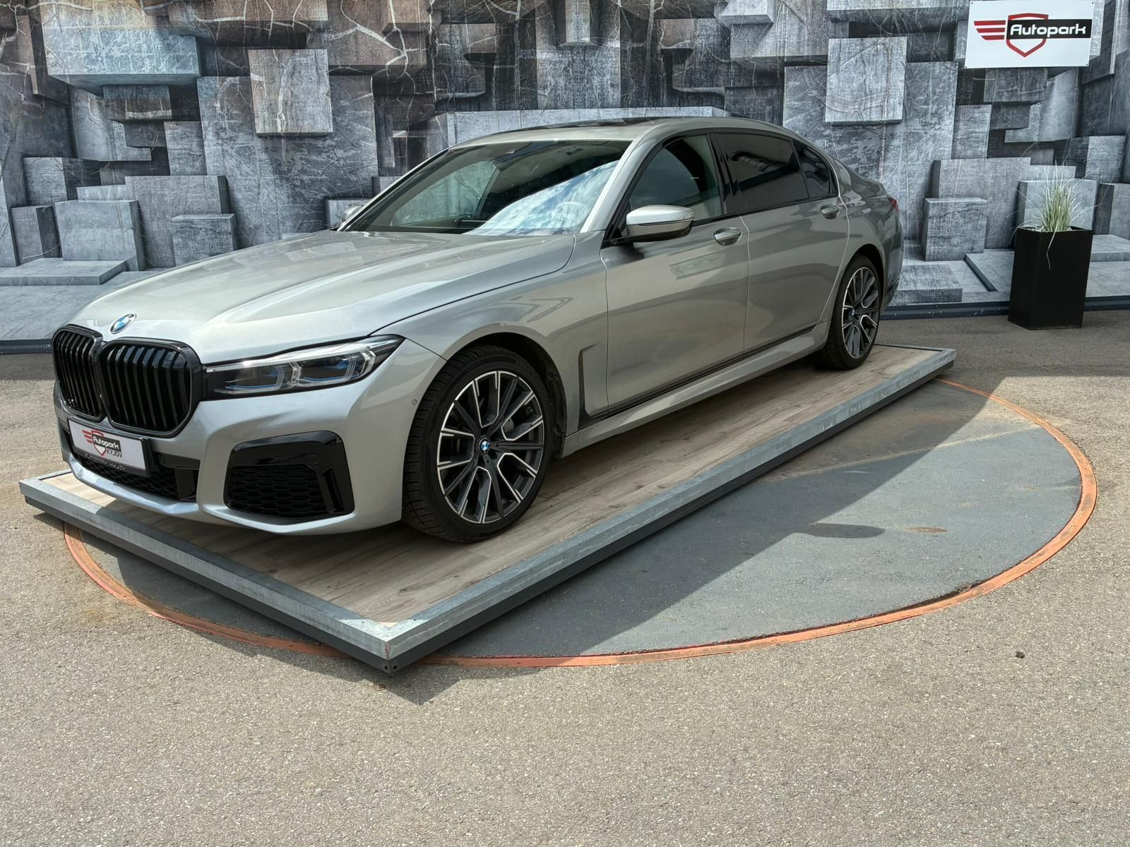 BMW Řada 7, 740i, 239KW, LONG, SOFT - fotka 3