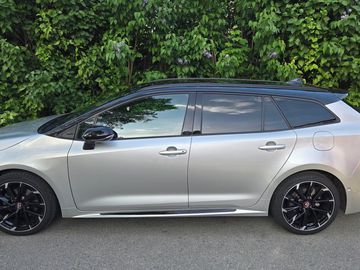 Hybrid GR sport v záruce