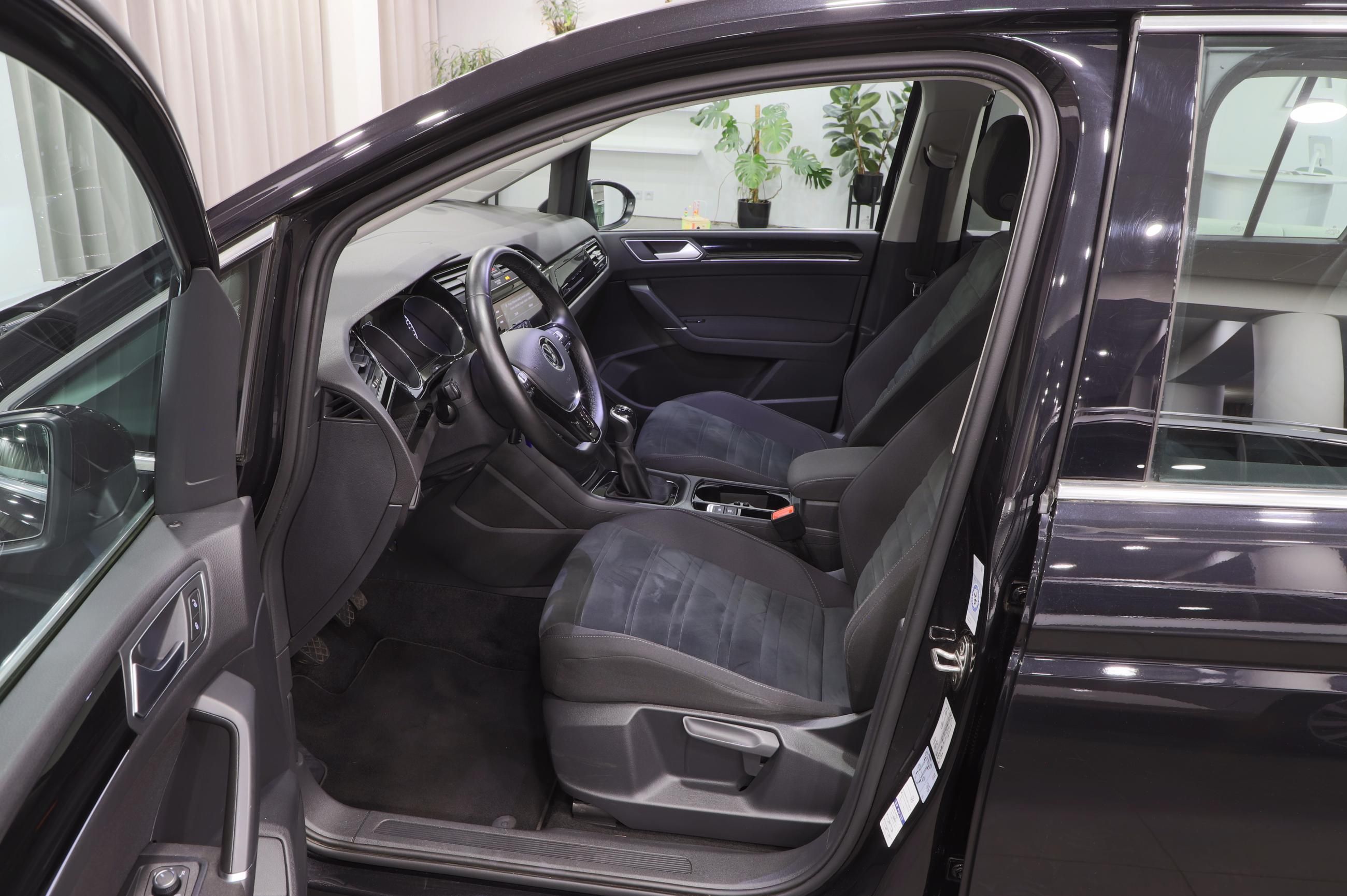 Volkswagen Touran, Highline 1.5 TSI 110kW ALU 17" - fotka 5