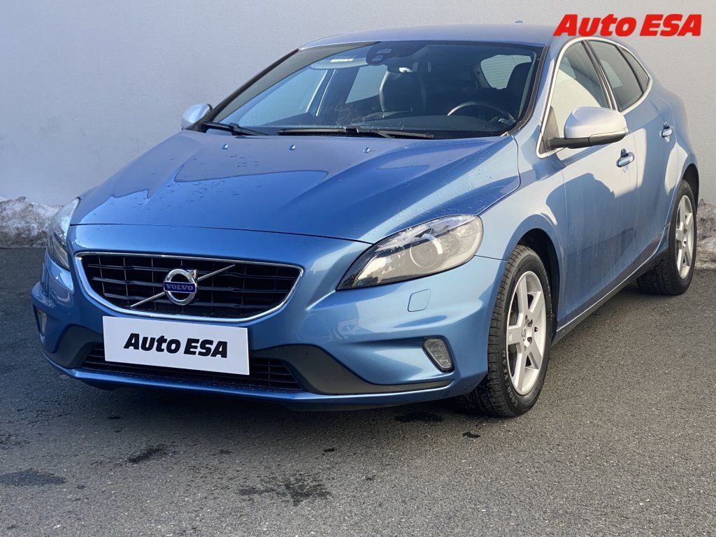 Volvo V40, 2.0 D2,1.maj,R-design,navi - fotka 3