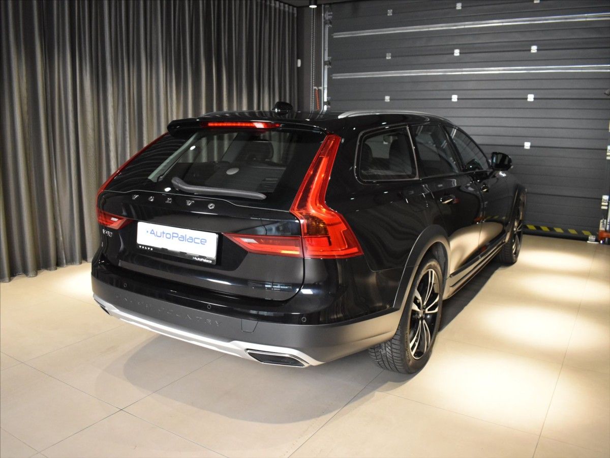 Volvo V90, 2,0 CC D5 PRO Bezklíč,Tažný - fotka 4