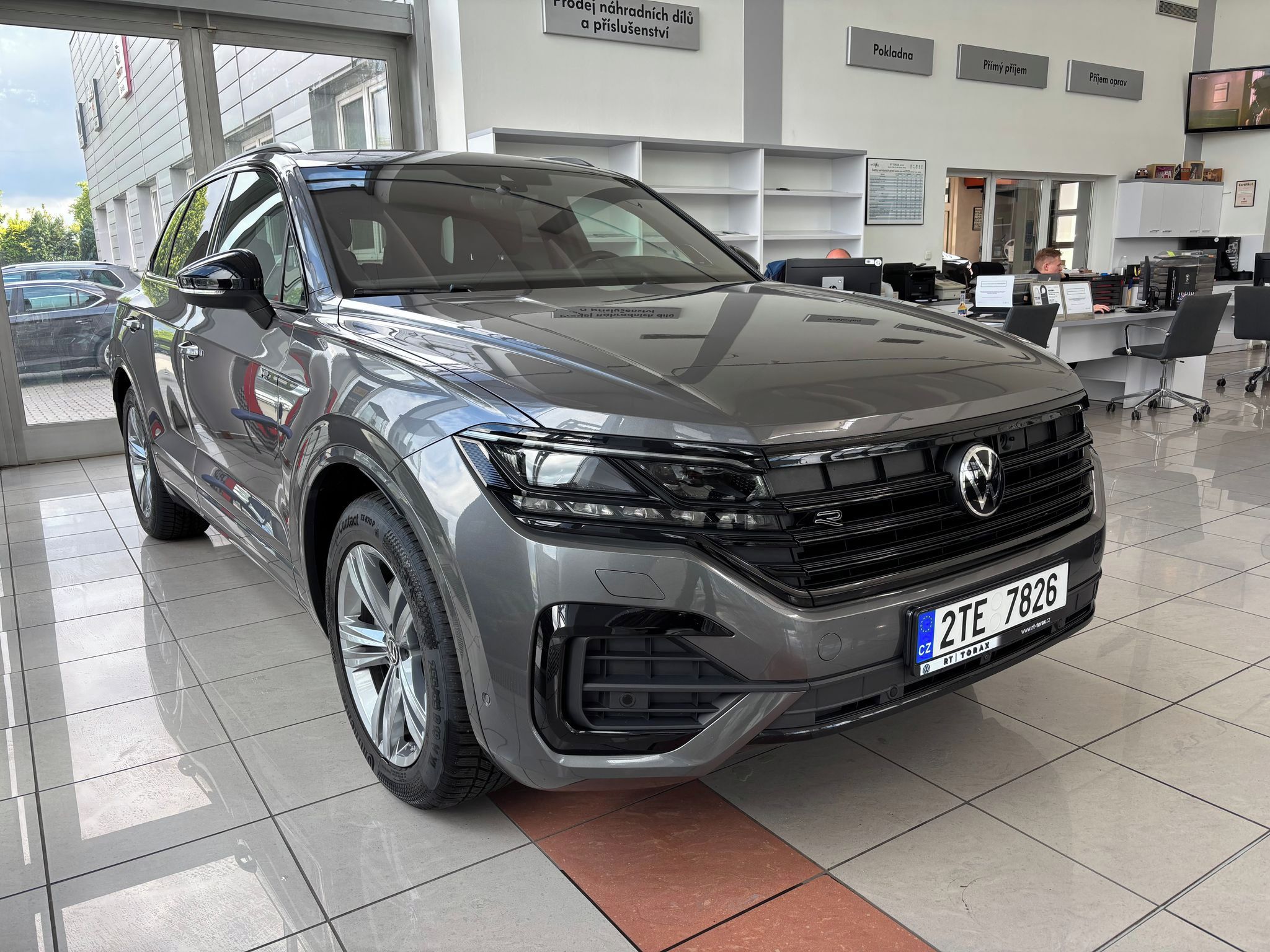 Volkswagen Touareg, R-line  210kW Tažné - fotka 2