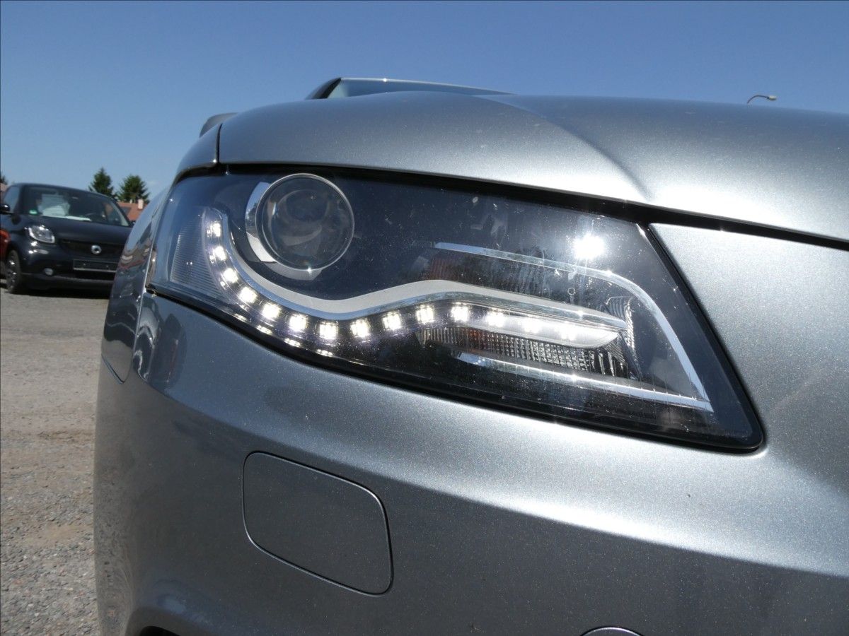 Audi A4, 2,0 TDi 125kW serviska,NAVI - fotka 5