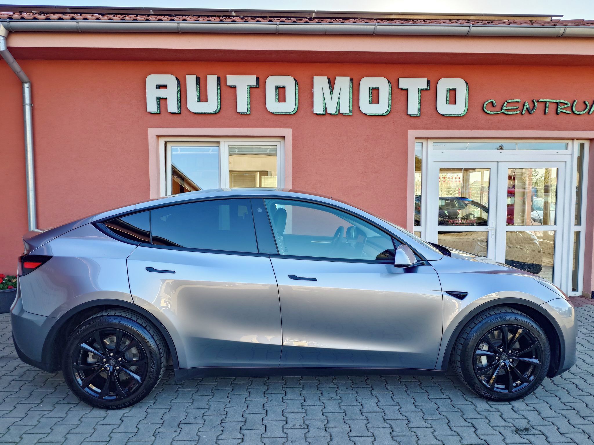 Tesla Model Y, Long Range Dual Motor 378kW - fotka 5