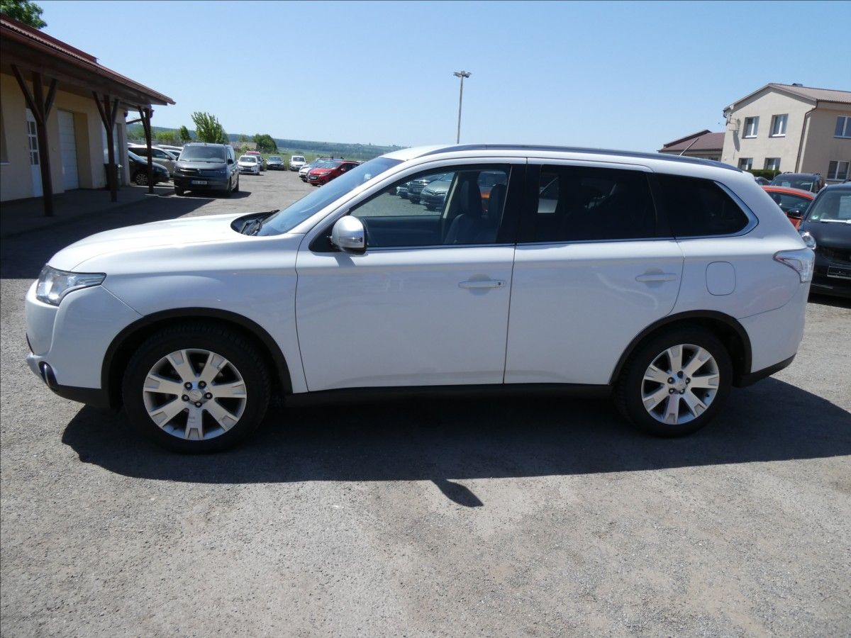 Mitsubishi Outlander, 2,2 Di-D 110kW 4WD 2xkola,po s - fotka 6